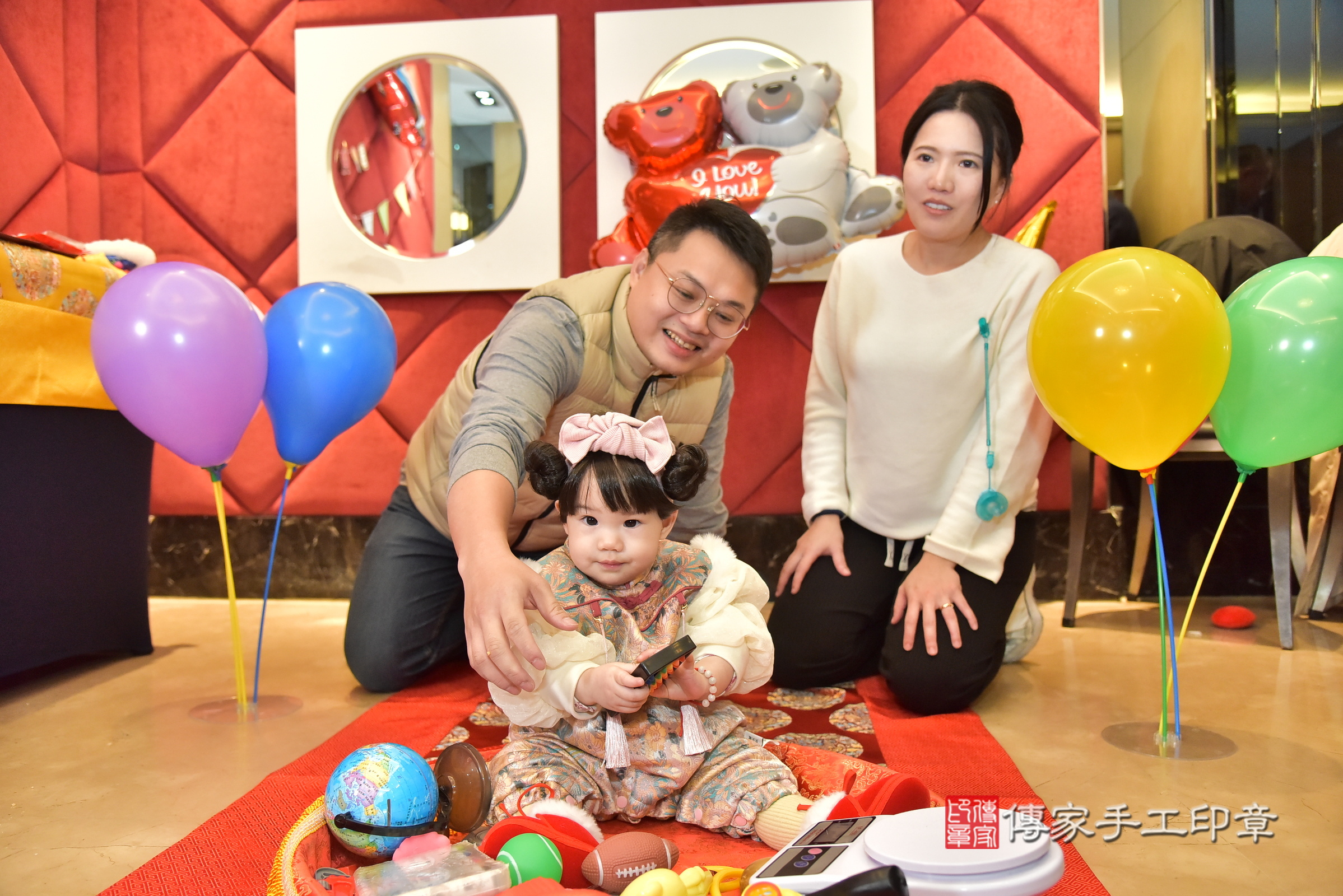 新北市永和區濠濠寶寶和恬恬寶寶抓周推薦：傳家新北店到府抓周，嬰兒古禮抓周流程儀式吉祥話、抓周道具物品24種、拍照。抓周證書。2025.1.12，照片10