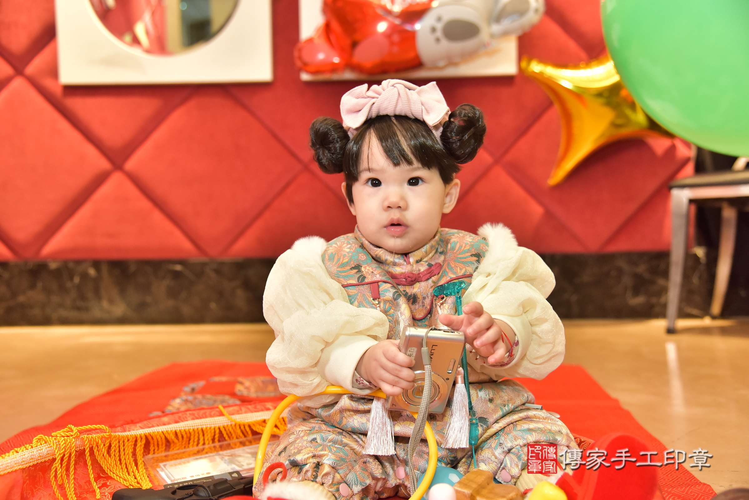 新北市永和區濠濠寶寶和恬恬寶寶抓周推薦：傳家新北店到府抓周，嬰兒古禮抓周流程儀式吉祥話、抓周道具物品24種、拍照。抓周證書。2025.1.12，照片9