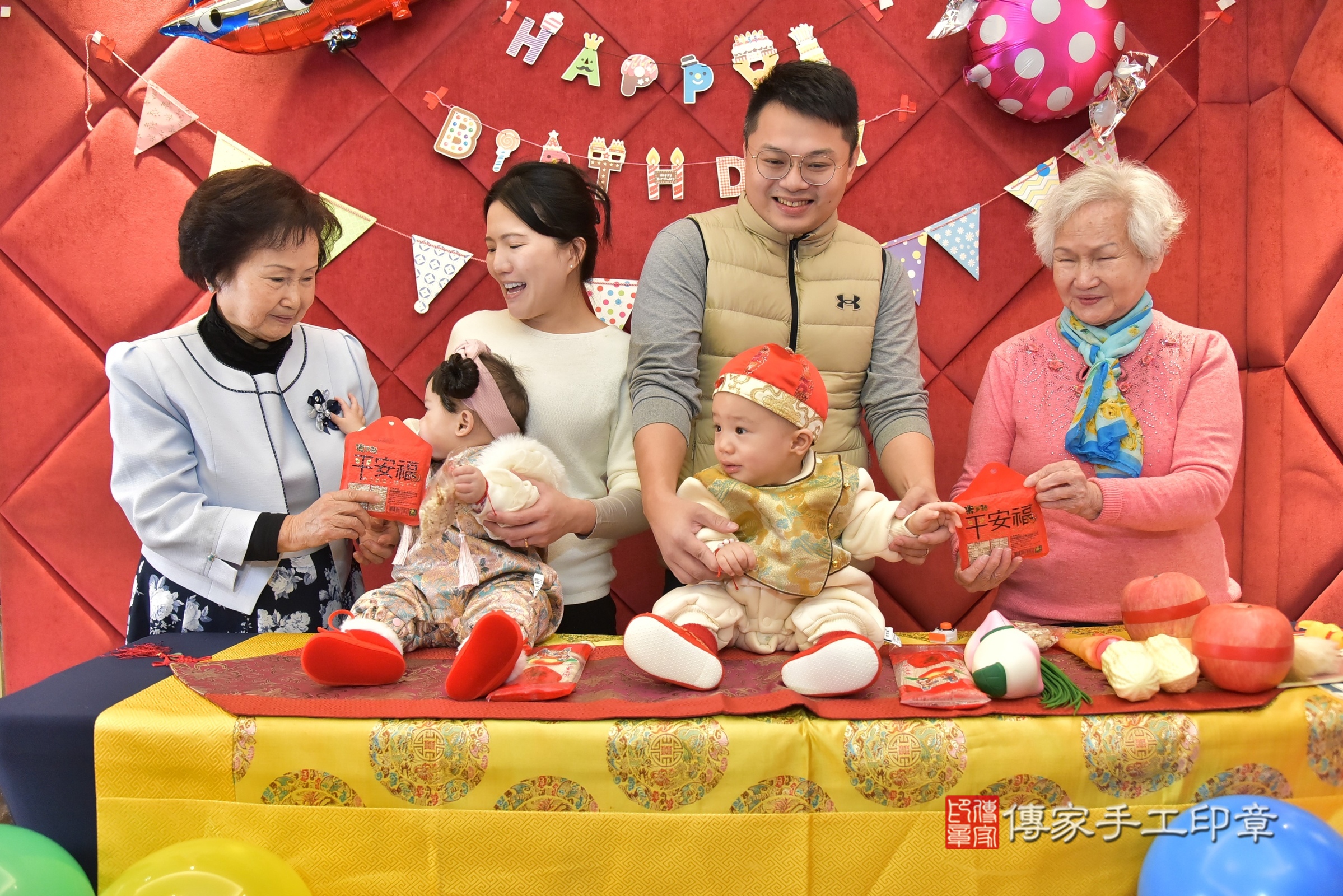 新北市永和區濠濠寶寶和恬恬寶寶抓周推薦：傳家新北店到府抓周，嬰兒古禮抓周流程儀式吉祥話、抓周道具物品24種、拍照。抓周證書。2025.1.12，照片14