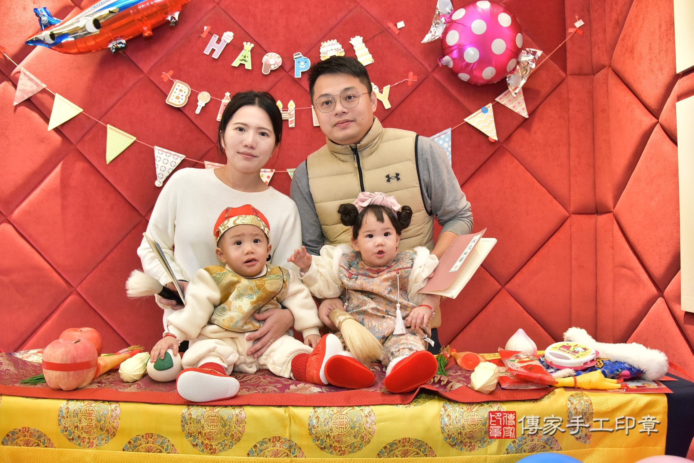 新北市永和區濠濠寶寶和恬恬寶寶抓周推薦：傳家新北店到府抓周，嬰兒古禮抓周流程儀式吉祥話、抓周道具物品24種、拍照。抓周證書。2025.1.12，照片15