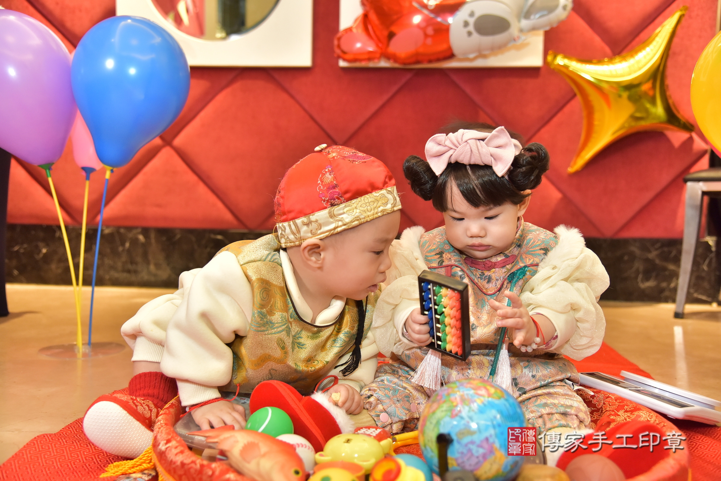 新北市永和區濠濠寶寶和恬恬寶寶抓周推薦：傳家新北店到府抓周，嬰兒古禮抓周流程儀式吉祥話、抓周道具物品24種、拍照。抓周證書。2025.1.12，照片7