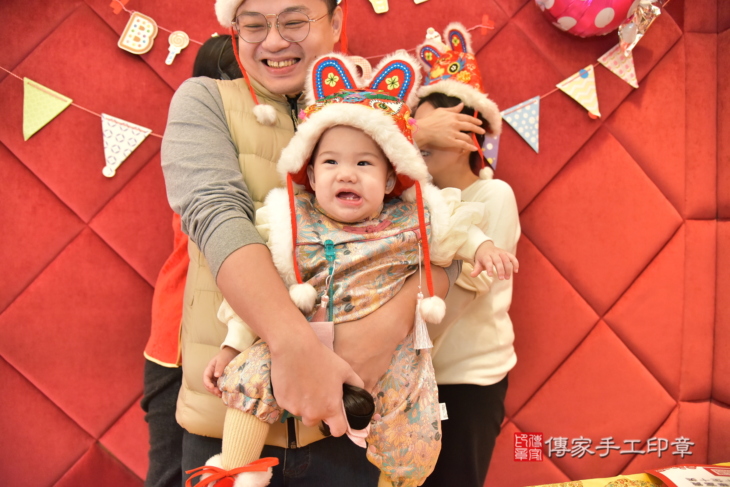 新北市永和區濠濠寶寶和恬恬寶寶抓周推薦：傳家新北店到府抓周，嬰兒古禮抓周流程儀式吉祥話、抓周道具物品24種、拍照。抓周證書。2025.1.12，照片2