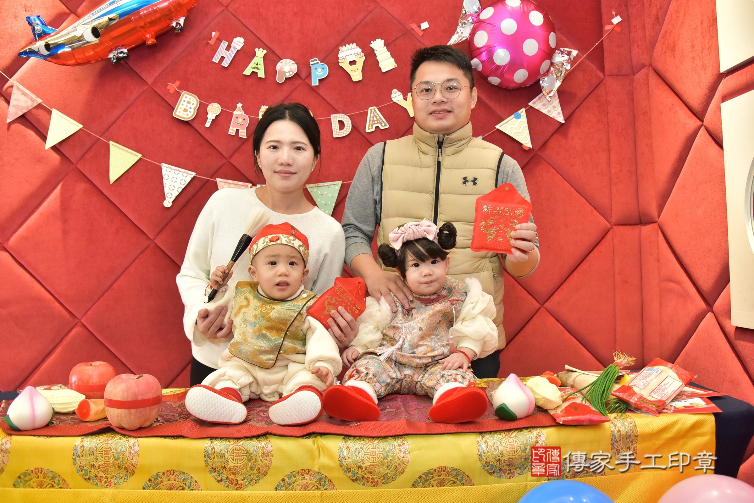 新北市永和區濠濠寶寶和恬恬寶寶抓周推薦：傳家新北店到府抓周，嬰兒古禮抓周流程儀式吉祥話、抓周道具物品24種、拍照。抓周證書。2025.1.12，照片13