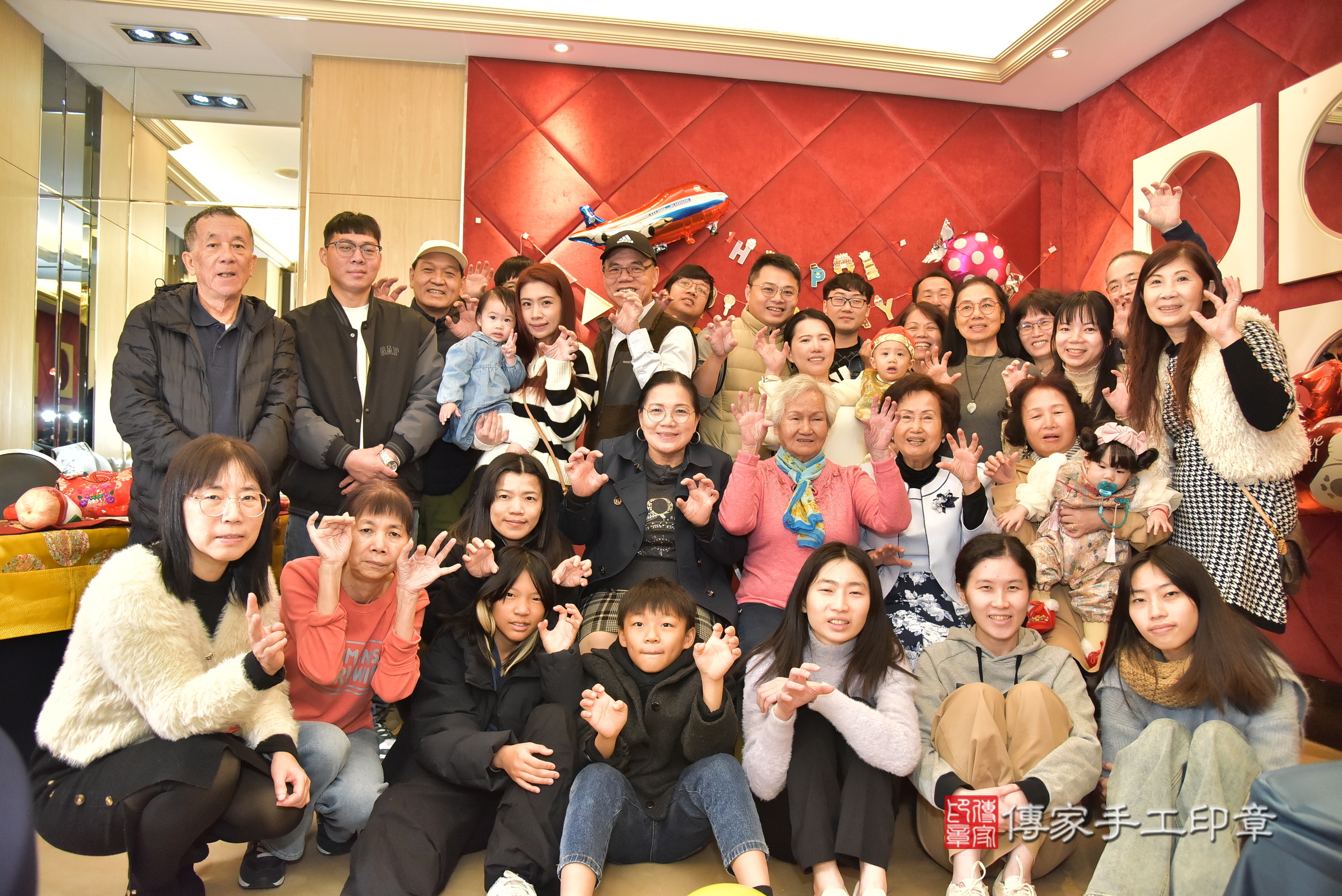 新北市永和區濠濠寶寶和恬恬寶寶抓周推薦：傳家新北店到府抓周，嬰兒古禮抓周流程儀式吉祥話、抓周道具物品24種、拍照。抓周證書。2025.1.12，照片20