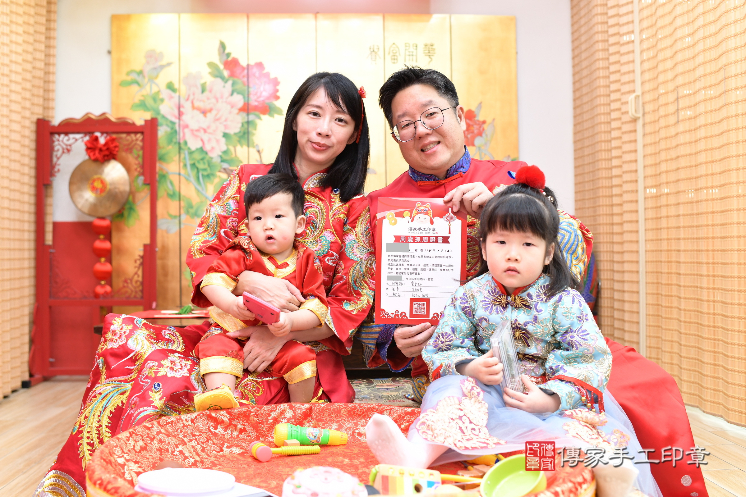 新北市永和區硯硯寶寶抓周推薦：傳家新北店抓周度脺中國風會場，嬰兒古禮抓周流程儀式吉祥話、抓周道具物品24種、拍照。抓周證書。2025.1.11，照片15