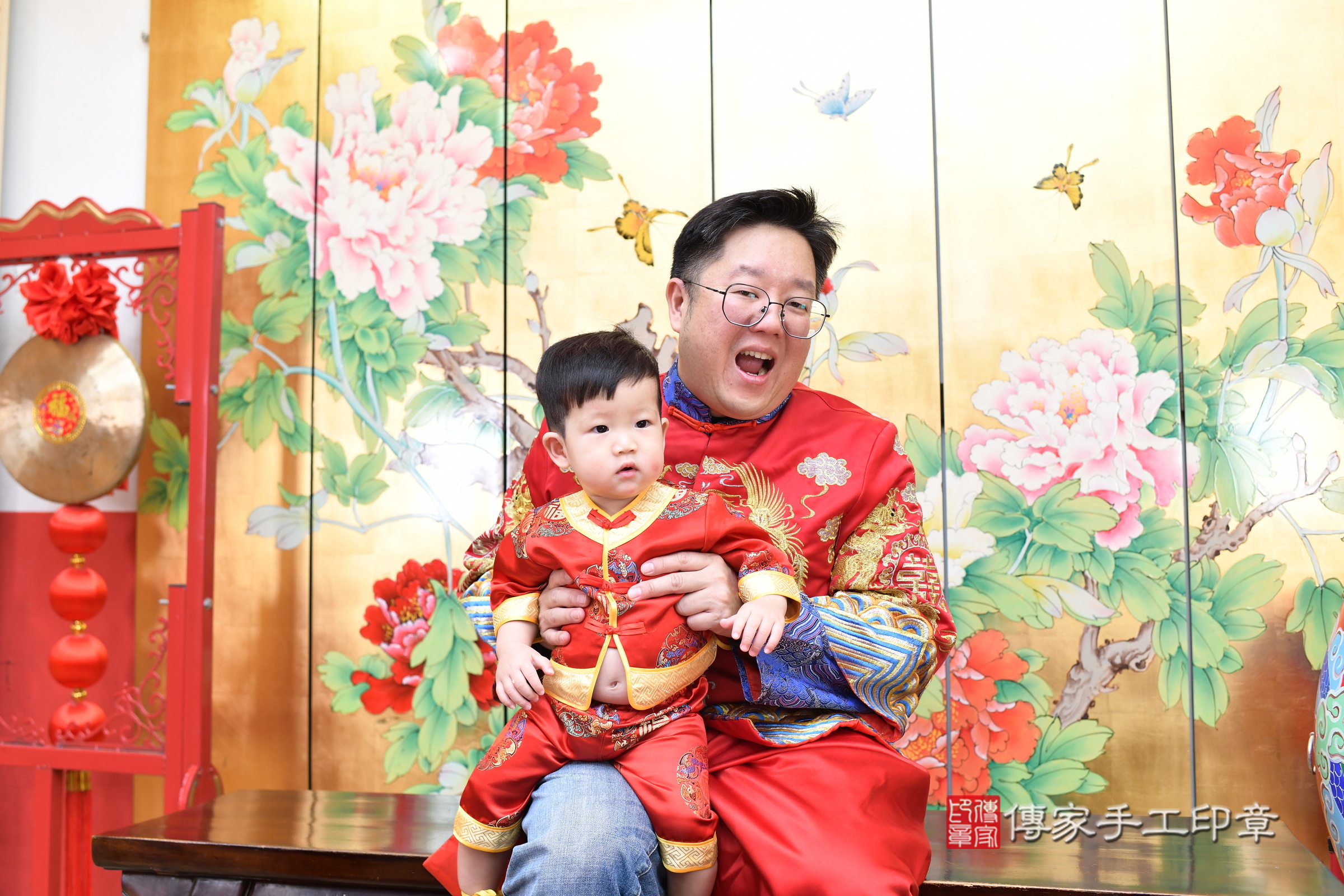 新北市永和區硯硯寶寶抓周推薦：傳家新北店抓周度脺中國風會場，嬰兒古禮抓周流程儀式吉祥話、抓周道具物品24種、拍照。抓周證書。2025.1.11，照片6