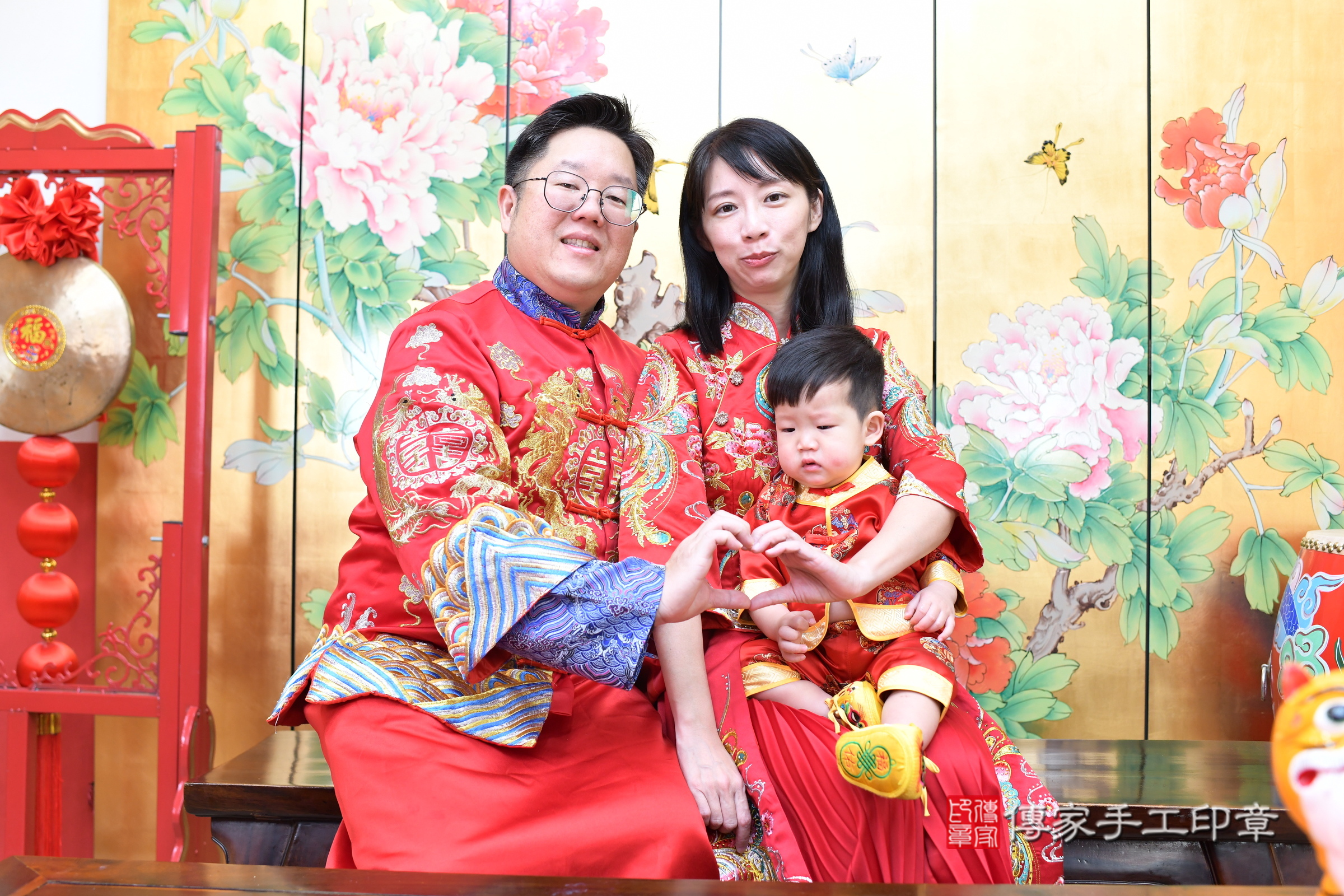 新北市永和區硯硯寶寶抓周推薦：傳家新北店抓周度脺中國風會場，嬰兒古禮抓周流程儀式吉祥話、抓周道具物品24種、拍照。抓周證書。2025.1.11，照片2