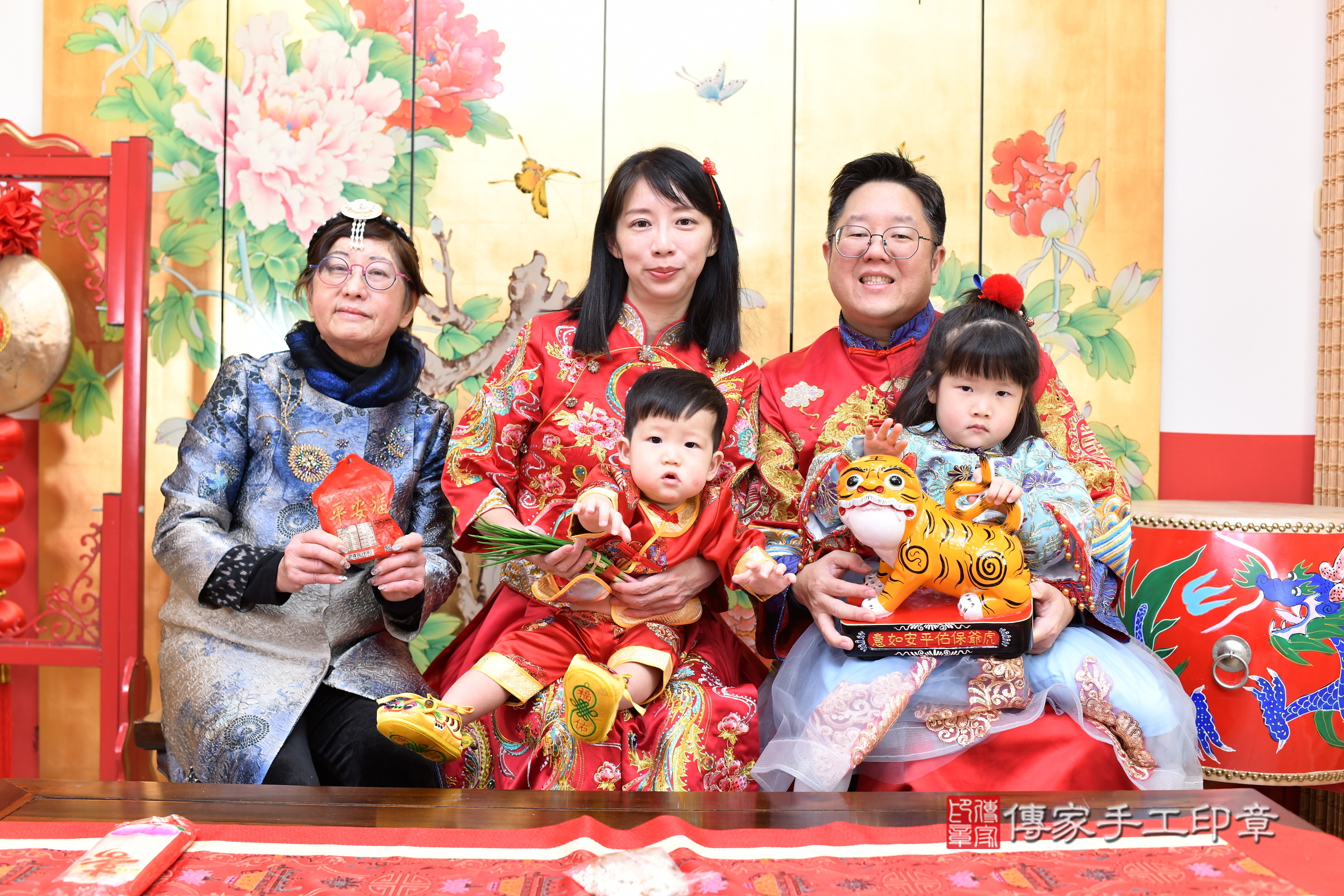 新北市永和區硯硯寶寶抓周推薦：傳家新北店抓周度脺中國風會場，嬰兒古禮抓周流程儀式吉祥話、抓周道具物品24種、拍照。抓周證書。2025.1.11，照片13