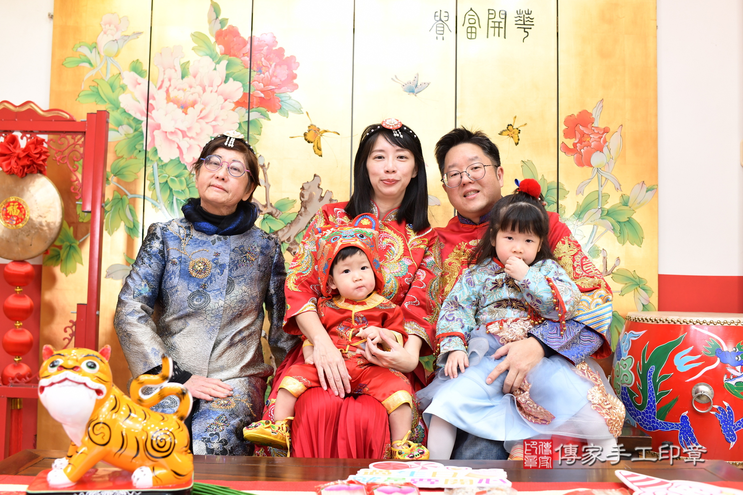 新北市永和區硯硯寶寶抓周推薦：傳家新北店抓周度脺中國風會場，嬰兒古禮抓周流程儀式吉祥話、抓周道具物品24種、拍照。抓周證書。2025.1.11，照片14