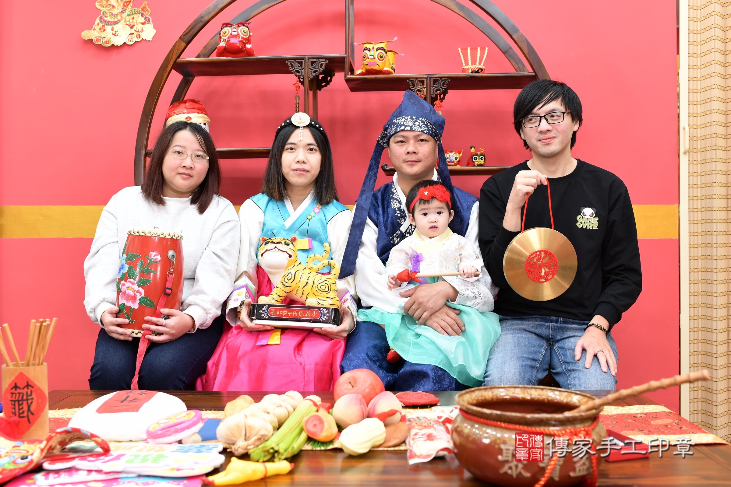新北市永和區萱萱寶寶抓周推薦：傳家新北店抓周度脺中國風會場，嬰兒古禮抓周流程儀式吉祥話、抓周道具物品24種、拍照。抓周證書。2025.1.7，照片16
