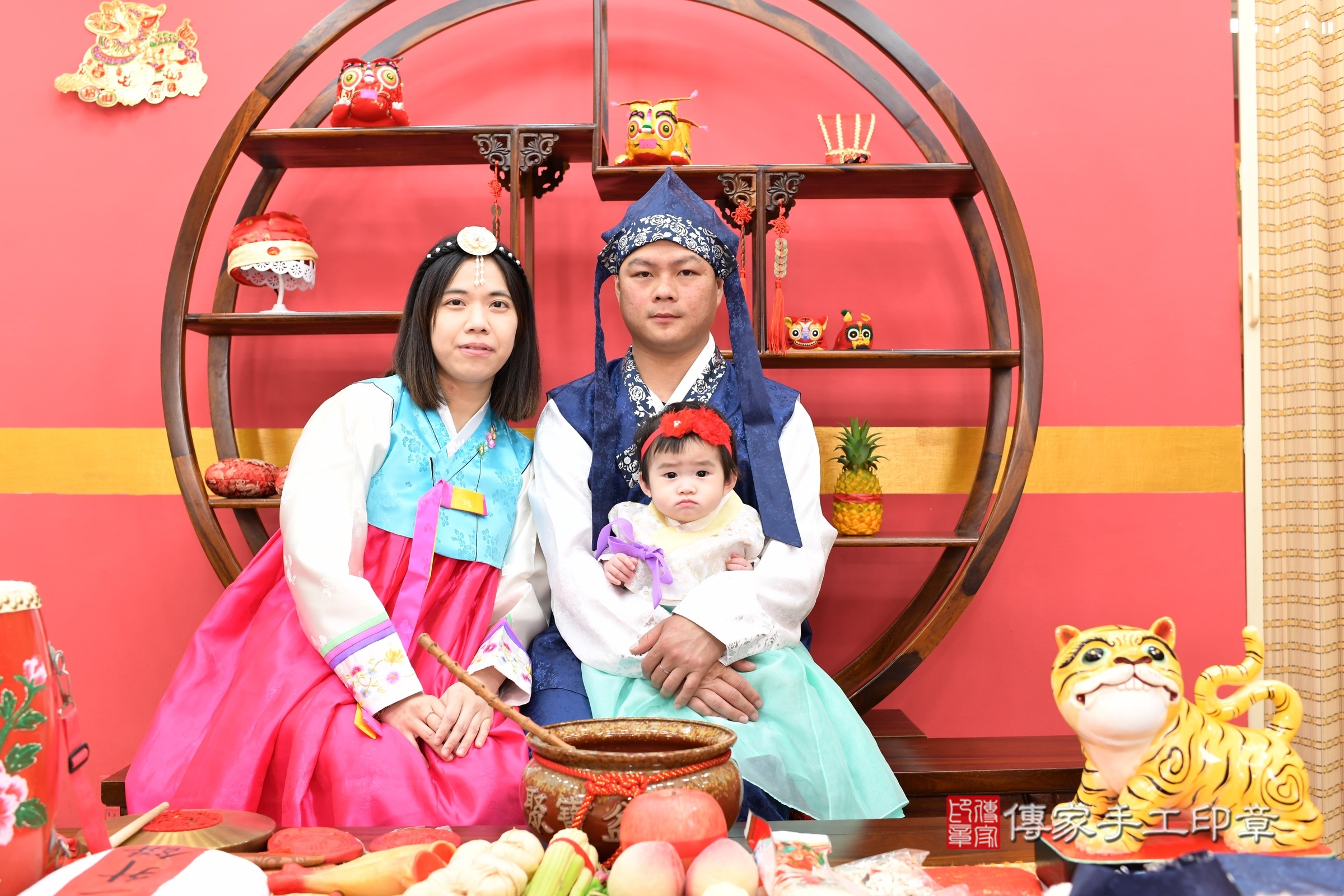 新北市永和區萱萱寶寶抓周推薦：傳家新北店抓周度脺中國風會場，嬰兒古禮抓周流程儀式吉祥話、抓周道具物品24種、拍照。抓周證書。2025.1.7，照片4