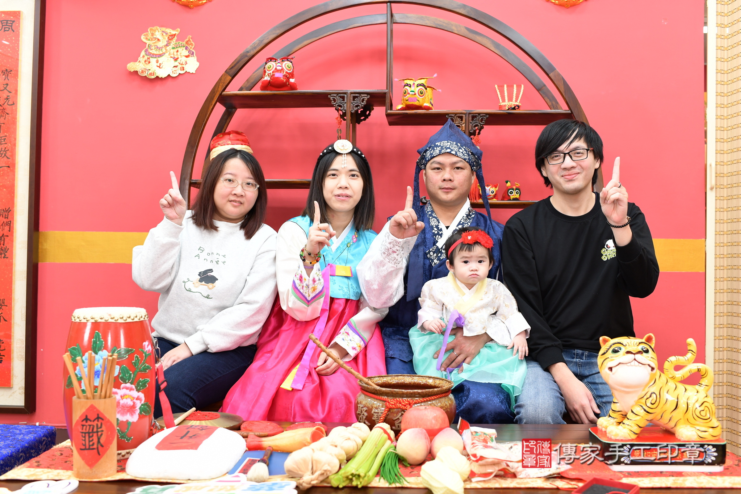 新北市永和區萱萱寶寶抓周推薦：傳家新北店抓周度脺中國風會場，嬰兒古禮抓周流程儀式吉祥話、抓周道具物品24種、拍照。抓周證書。2025.1.7，照片15