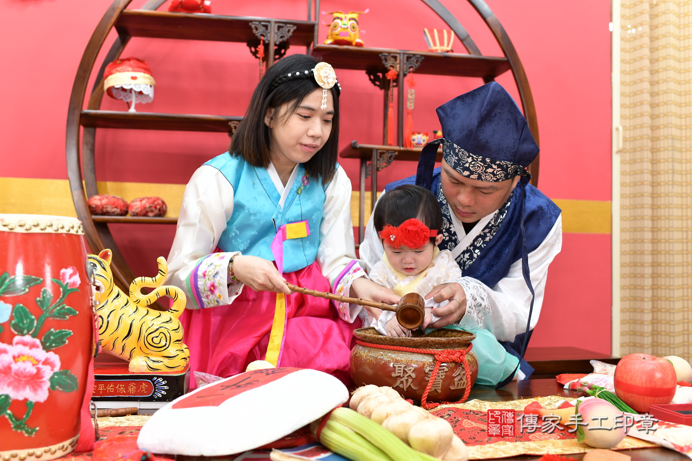新北市永和區萱萱寶寶抓周推薦：傳家新北店抓周度脺中國風會場，嬰兒古禮抓周流程儀式吉祥話、抓周道具物品24種、拍照。抓周證書。2025.1.7，照片11