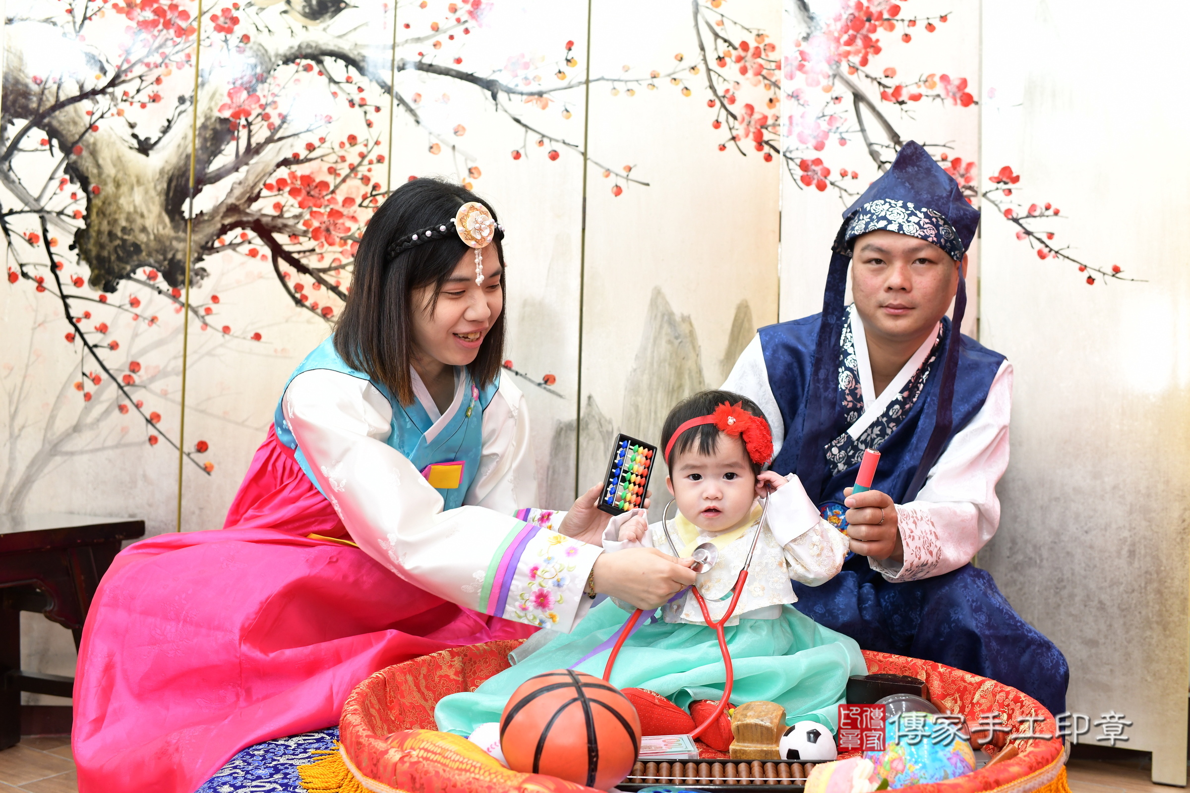 新北市永和區萱萱寶寶抓周推薦：傳家新北店抓周度脺中國風會場，嬰兒古禮抓周流程儀式吉祥話、抓周道具物品24種、拍照。抓周證書。2025.1.7，照片5