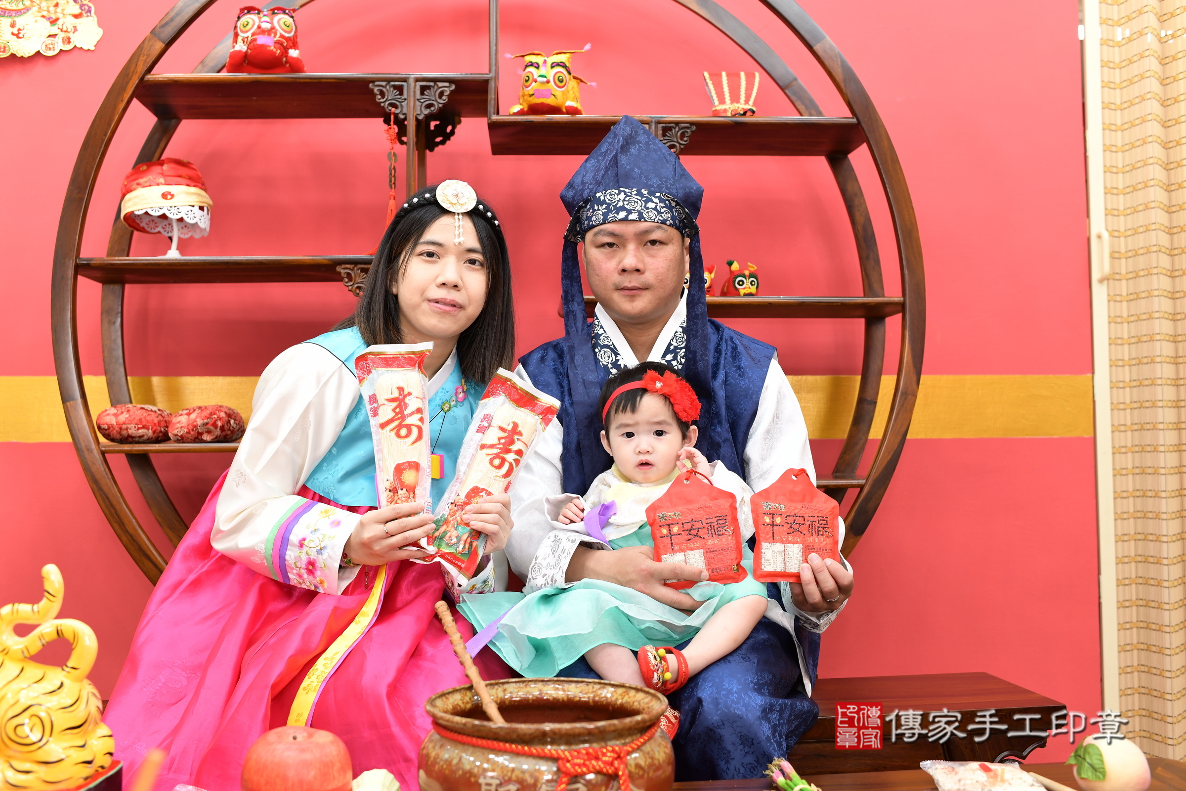 新北市永和區萱萱寶寶抓周推薦：傳家新北店抓周度脺中國風會場，嬰兒古禮抓周流程儀式吉祥話、抓周道具物品24種、拍照。抓周證書。2025.1.7，照片13