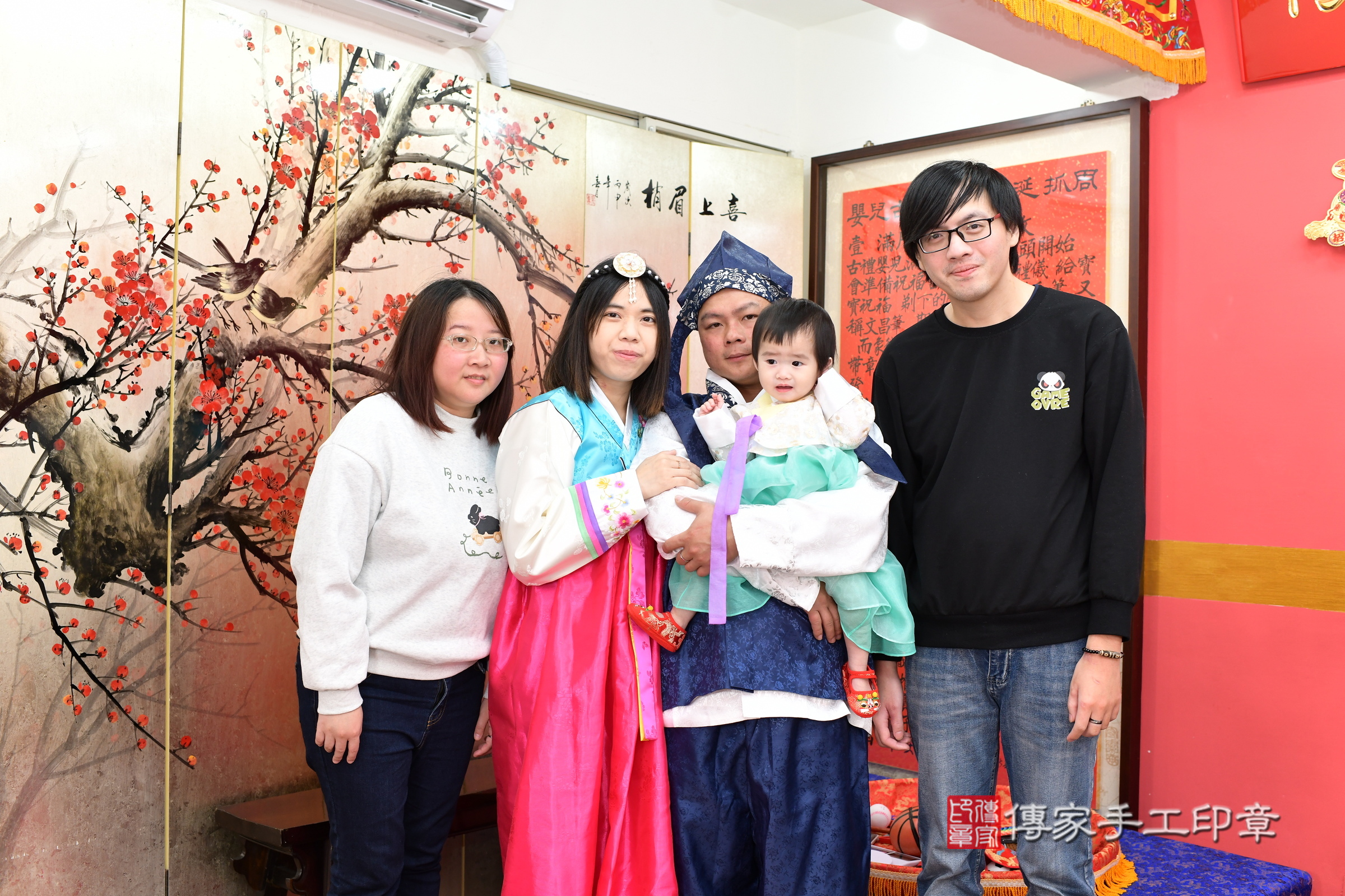 新北市永和區萱萱寶寶抓周推薦：傳家新北店抓周度脺中國風會場，嬰兒古禮抓周流程儀式吉祥話、抓周道具物品24種、拍照。抓周證書。2025.1.7，照片17