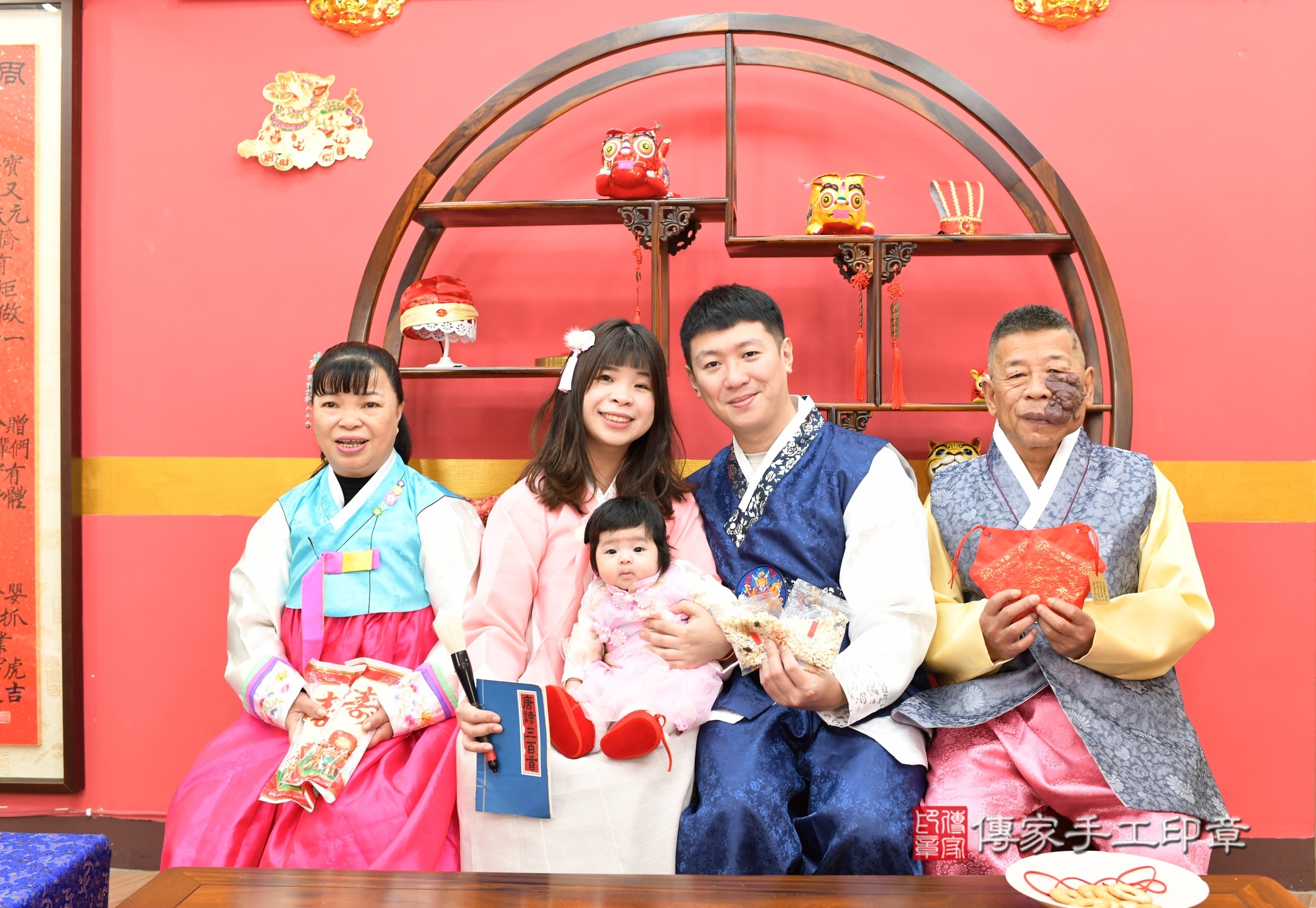 新北市永和區霈霈寶寶收涎推薦：傳家新北店收涎中國風會場，嬰兒古禮收涎收口水流程儀式、收涎吉祥話、收涎餅乾、收涎拍照。收涎證書。2025.1.18，照片8