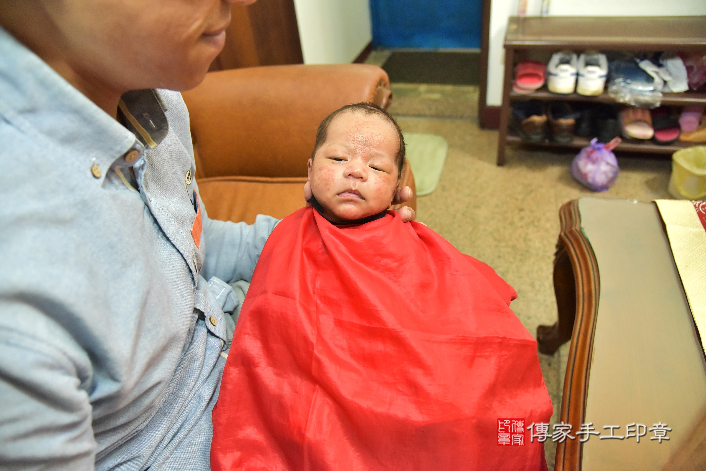 泰泰寶寶(新北市汐止區到府嬰兒泰泰寶寶滿月剃頭理髮、到府嬰兒剃胎毛儀式吉祥話)。到府剃頭剃胎毛主持、專業拍照、證書。★購買「臍帶章、肚臍章、胎毛筆刷印章」贈送：剃頭、收涎、抓周，三選一。2025.1.20，照片20
