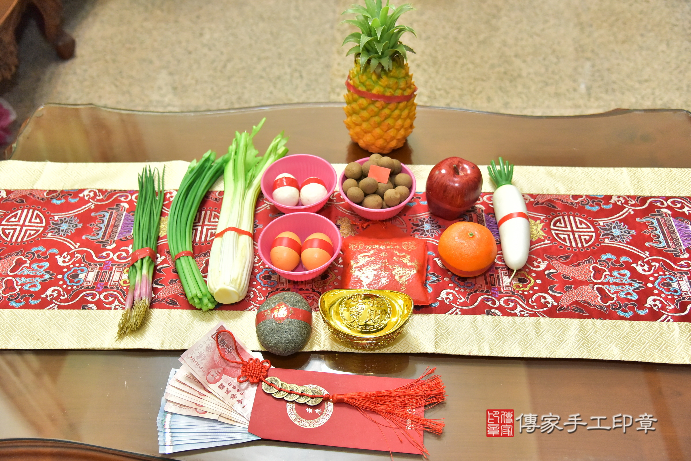 泰泰寶寶(新北市汐止區到府嬰兒泰泰寶寶滿月剃頭理髮、到府嬰兒剃胎毛儀式吉祥話)。到府剃頭剃胎毛主持、專業拍照、證書。★購買「臍帶章、肚臍章、胎毛筆刷印章」贈送：剃頭、收涎、抓周，三選一。2025.1.20，照片4