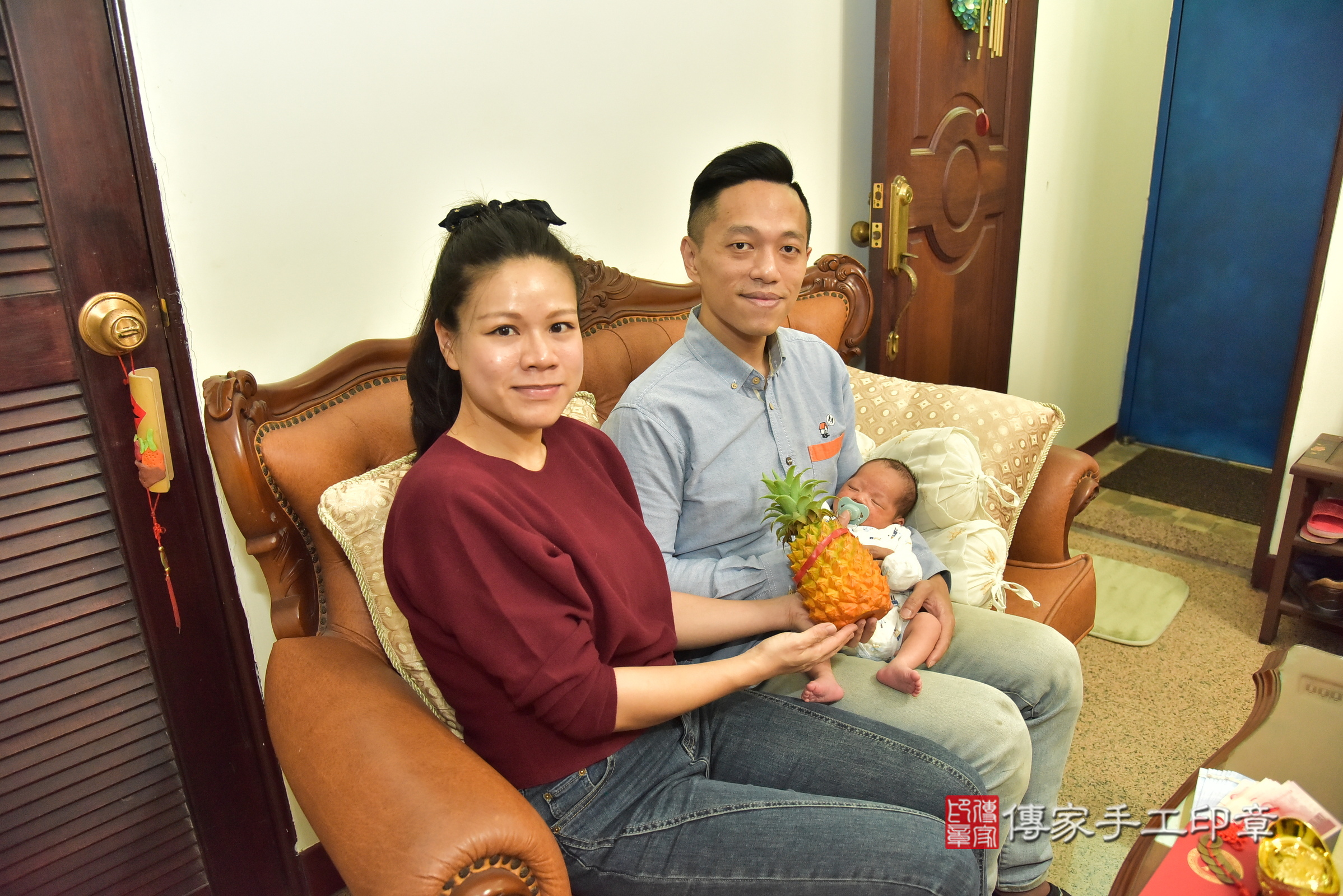 泰泰寶寶(新北市汐止區到府嬰兒泰泰寶寶滿月剃頭理髮、到府嬰兒剃胎毛儀式吉祥話)。到府剃頭剃胎毛主持、專業拍照、證書。★購買「臍帶章、肚臍章、胎毛筆刷印章」贈送：剃頭、收涎、抓周，三選一。2025.1.20，照片16