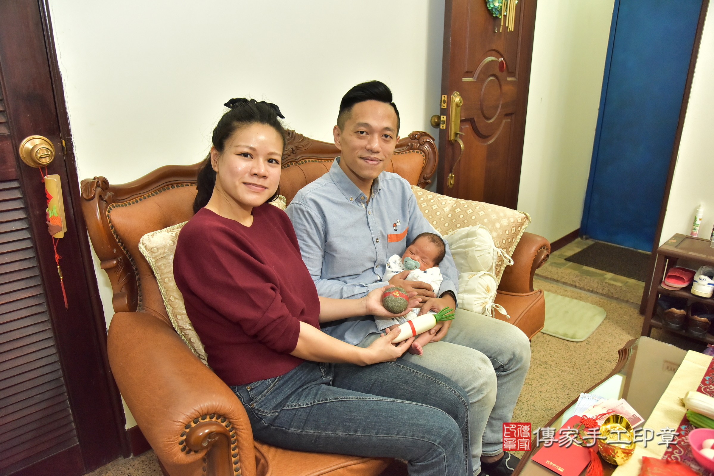 泰泰寶寶(新北市汐止區到府嬰兒泰泰寶寶滿月剃頭理髮、到府嬰兒剃胎毛儀式吉祥話)。到府剃頭剃胎毛主持、專業拍照、證書。★購買「臍帶章、肚臍章、胎毛筆刷印章」贈送：剃頭、收涎、抓周，三選一。2025.1.20，照片10