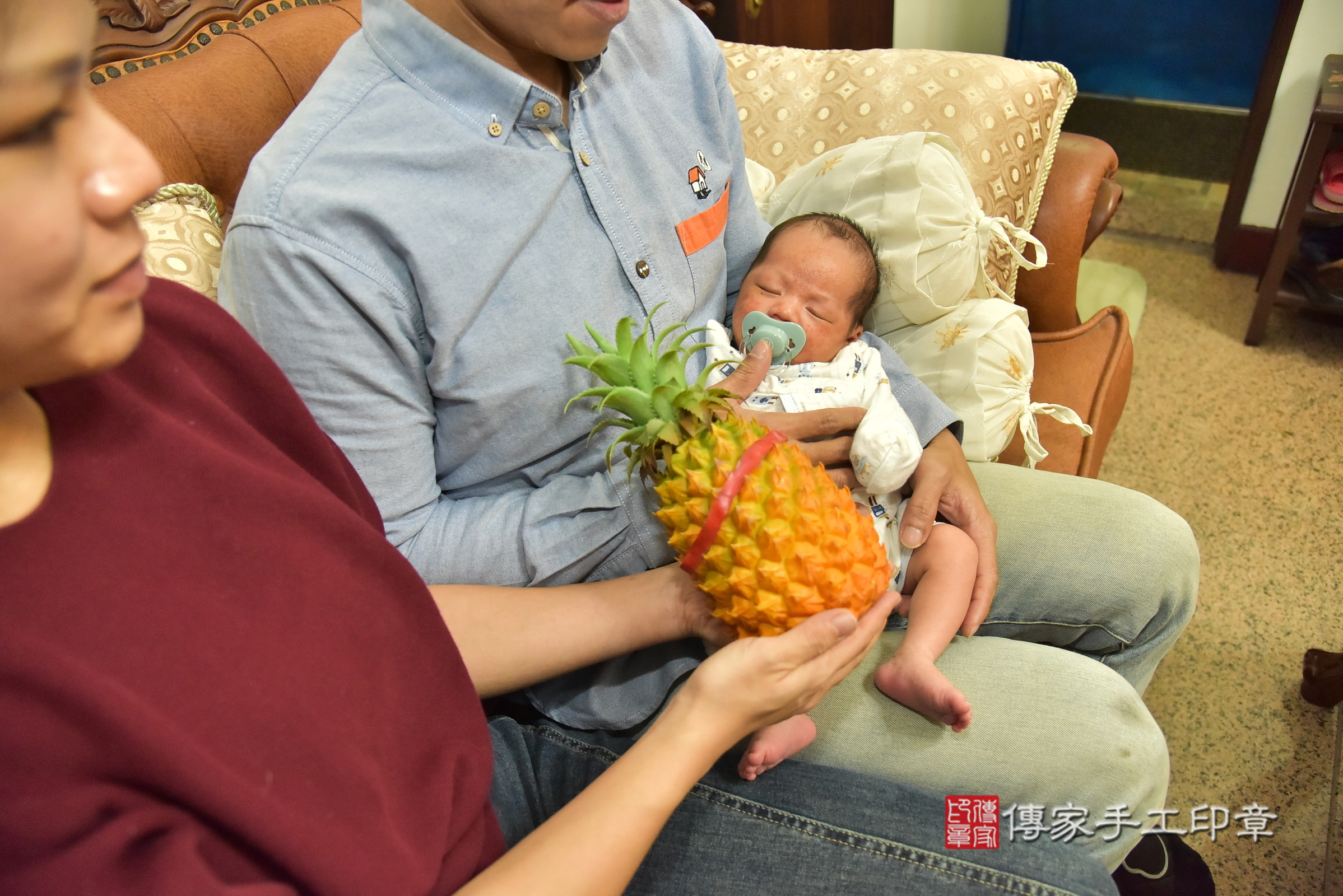 泰泰寶寶(新北市汐止區到府嬰兒泰泰寶寶滿月剃頭理髮、到府嬰兒剃胎毛儀式吉祥話)。到府剃頭剃胎毛主持、專業拍照、證書。★購買「臍帶章、肚臍章、胎毛筆刷印章」贈送：剃頭、收涎、抓周，三選一。2025.1.20，照片15