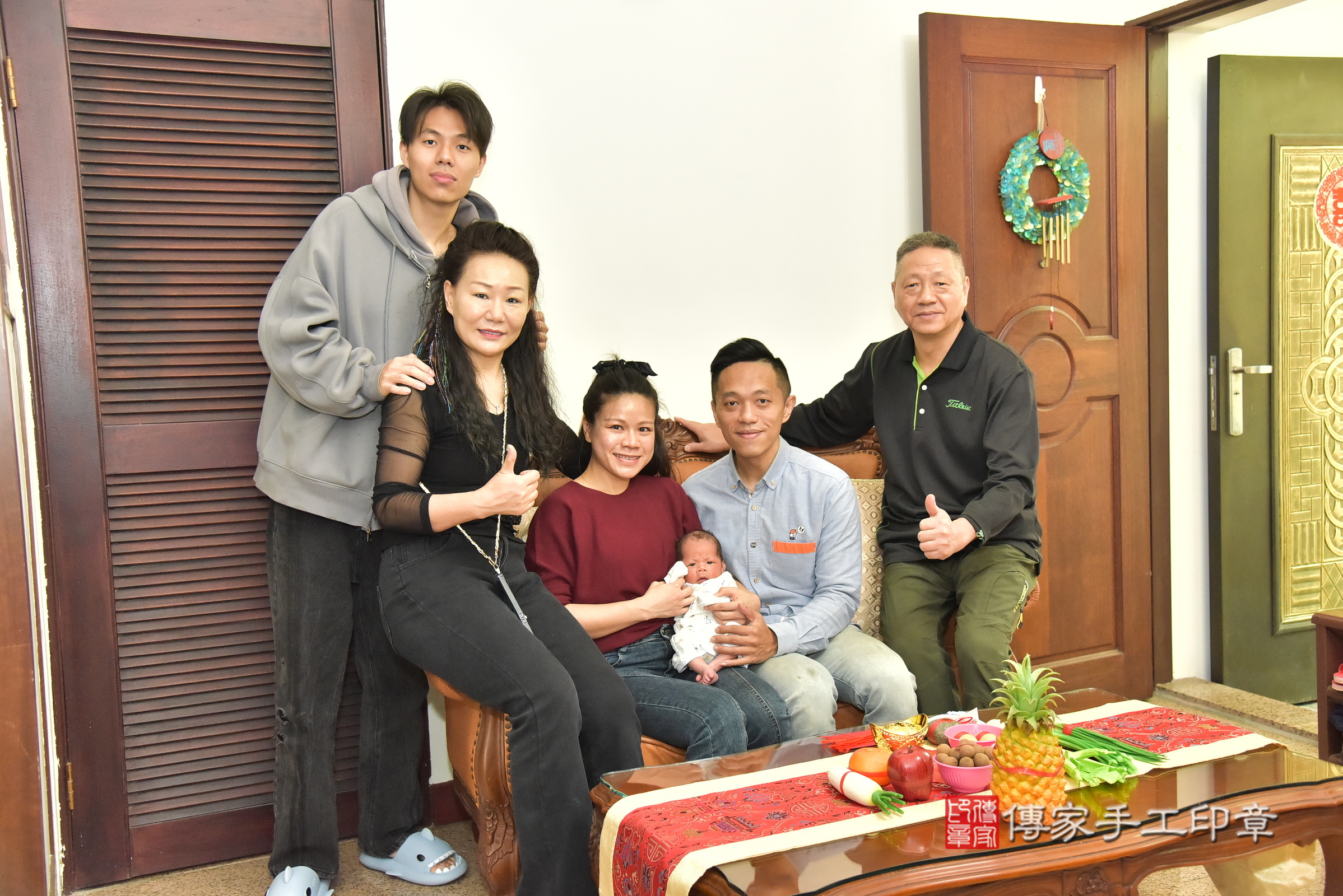 泰泰寶寶(新北市汐止區到府嬰兒泰泰寶寶滿月剃頭理髮、到府嬰兒剃胎毛儀式吉祥話)。到府剃頭剃胎毛主持、專業拍照、證書。★購買「臍帶章、肚臍章、胎毛筆刷印章」贈送：剃頭、收涎、抓周，三選一。2025.1.20，照片3