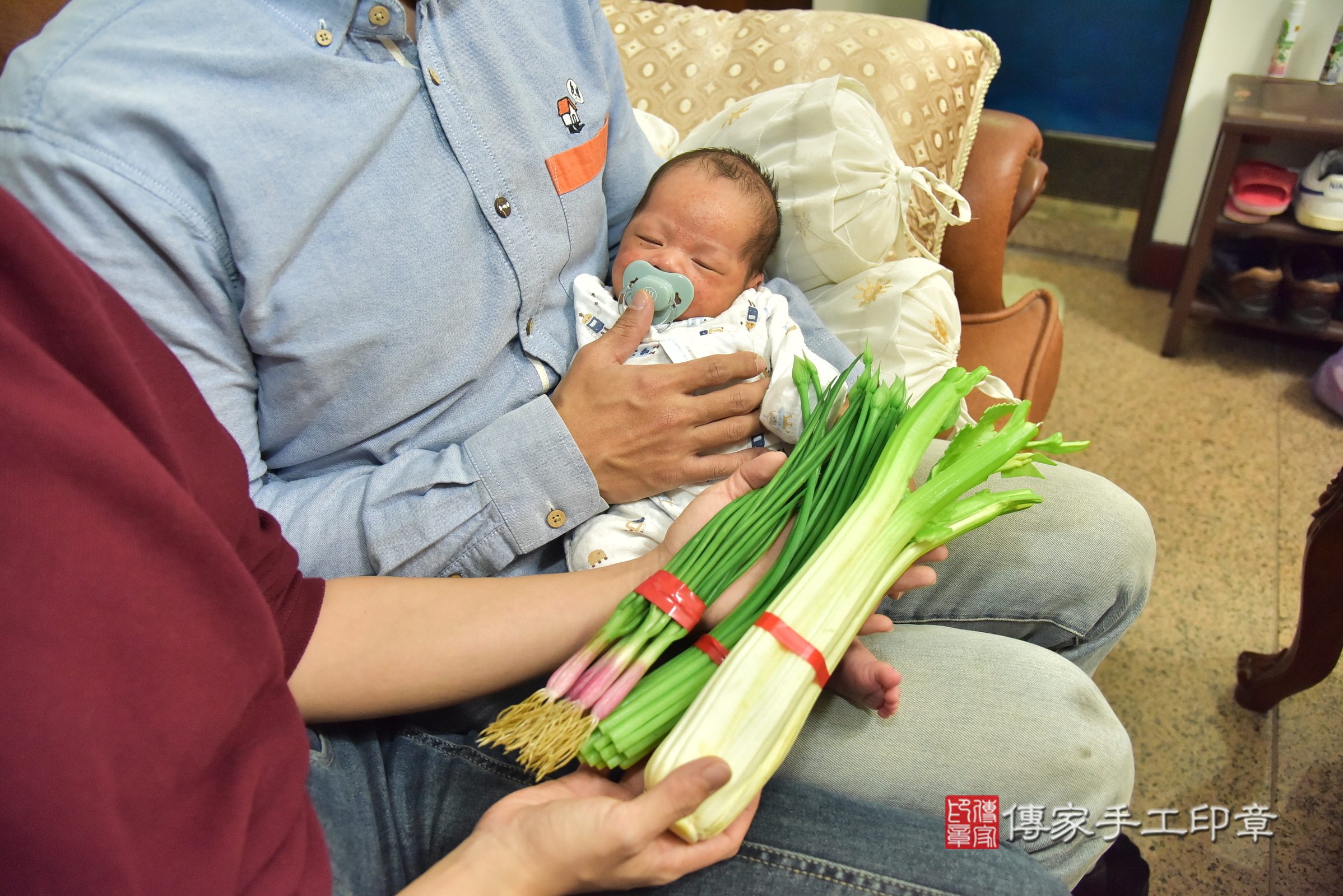 泰泰寶寶(新北市汐止區到府嬰兒泰泰寶寶滿月剃頭理髮、到府嬰兒剃胎毛儀式吉祥話)。到府剃頭剃胎毛主持、專業拍照、證書。★購買「臍帶章、肚臍章、胎毛筆刷印章」贈送：剃頭、收涎、抓周，三選一。2025.1.20，照片13