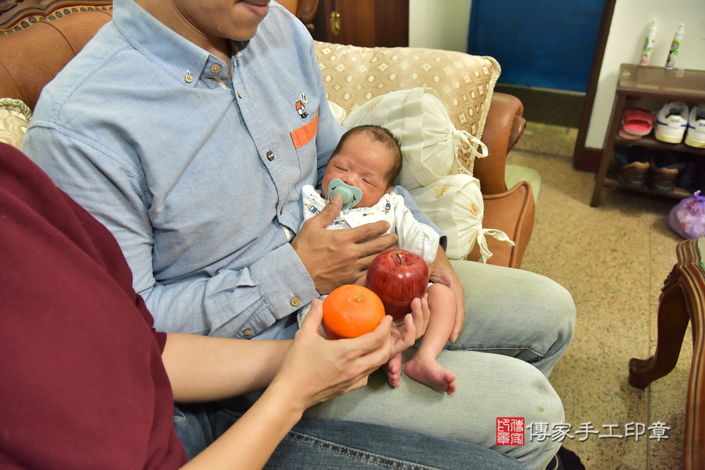 泰泰寶寶(新北市汐止區到府嬰兒泰泰寶寶滿月剃頭理髮、到府嬰兒剃胎毛儀式吉祥話)。到府剃頭剃胎毛主持、專業拍照、證書。★購買「臍帶章、肚臍章、胎毛筆刷印章」贈送：剃頭、收涎、抓周，三選一。2025.1.20，照片12