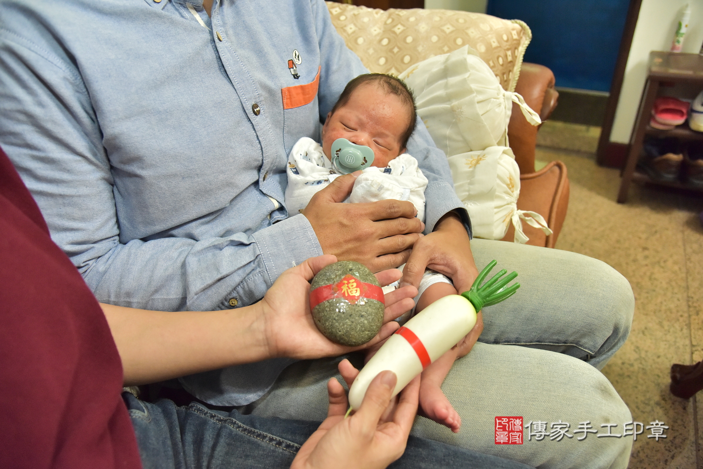 泰泰寶寶(新北市汐止區到府嬰兒泰泰寶寶滿月剃頭理髮、到府嬰兒剃胎毛儀式吉祥話)。到府剃頭剃胎毛主持、專業拍照、證書。★購買「臍帶章、肚臍章、胎毛筆刷印章」贈送：剃頭、收涎、抓周，三選一。2025.1.20，照片9