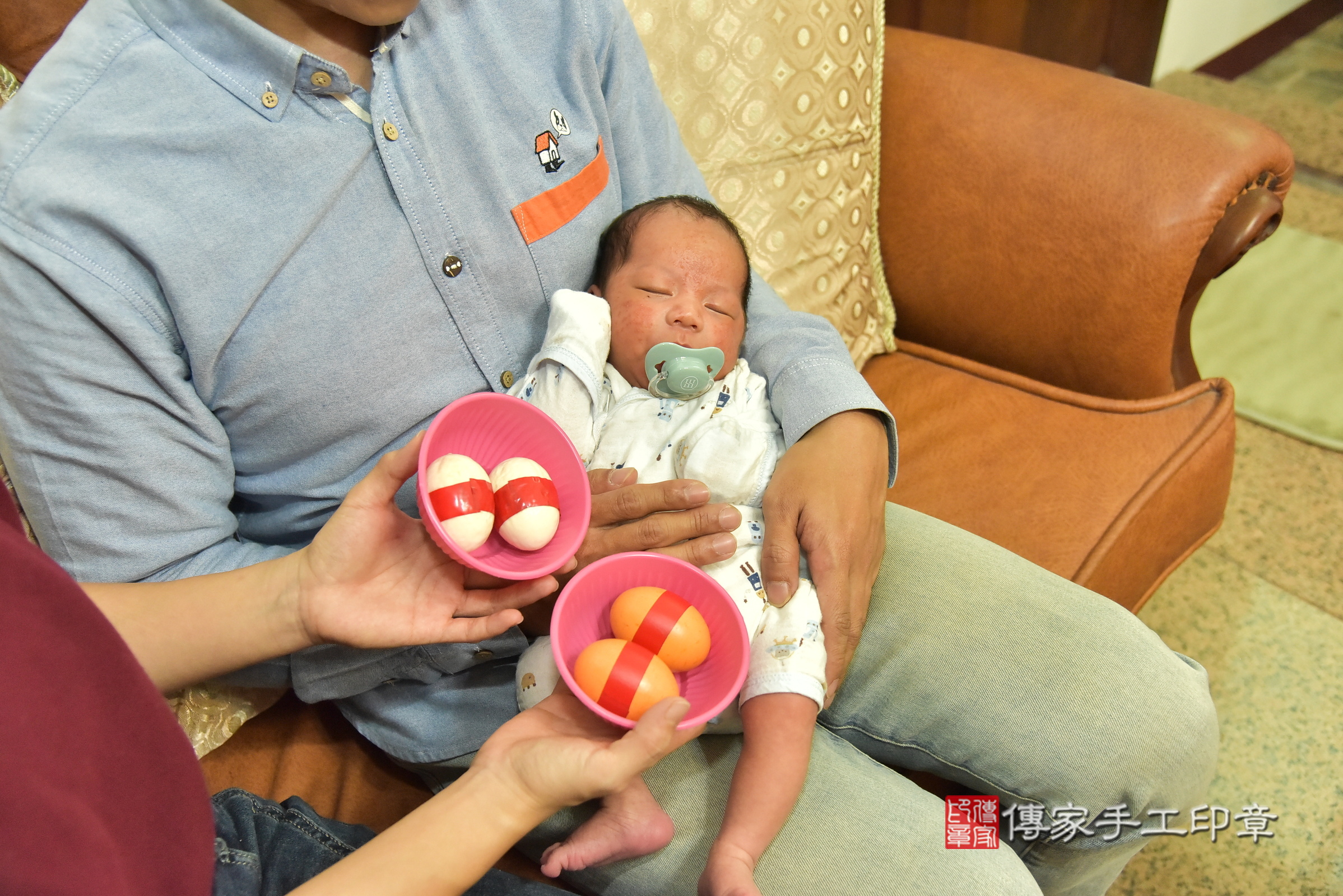 泰泰寶寶(新北市汐止區到府嬰兒泰泰寶寶滿月剃頭理髮、到府嬰兒剃胎毛儀式吉祥話)。到府剃頭剃胎毛主持、專業拍照、證書。★購買「臍帶章、肚臍章、胎毛筆刷印章」贈送：剃頭、收涎、抓周，三選一。2025.1.20，照片5