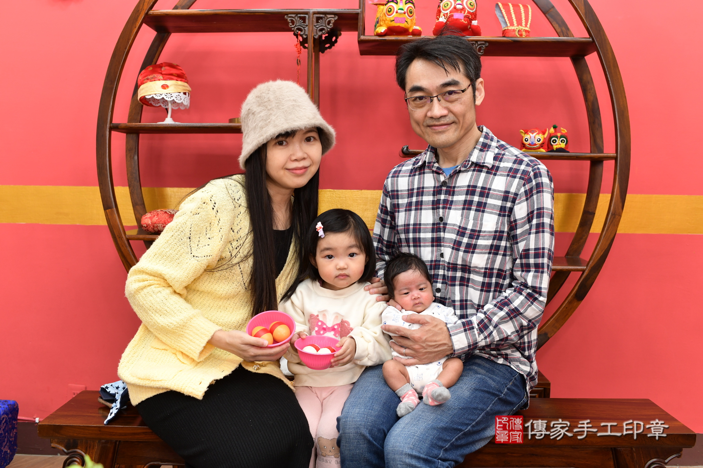西米露寶寶(新北市永和區嬰兒寶寶滿月剃頭理髮、嬰兒剃胎毛儀式吉祥話)。中國風會場，爸媽寶貝穿「日中韓」古裝禮服。專業拍照、證書。★購買「臍帶章、肚臍章、胎毛筆刷印章」贈送：剃頭、收涎、抓周，三選一。2025.1.22，照片4