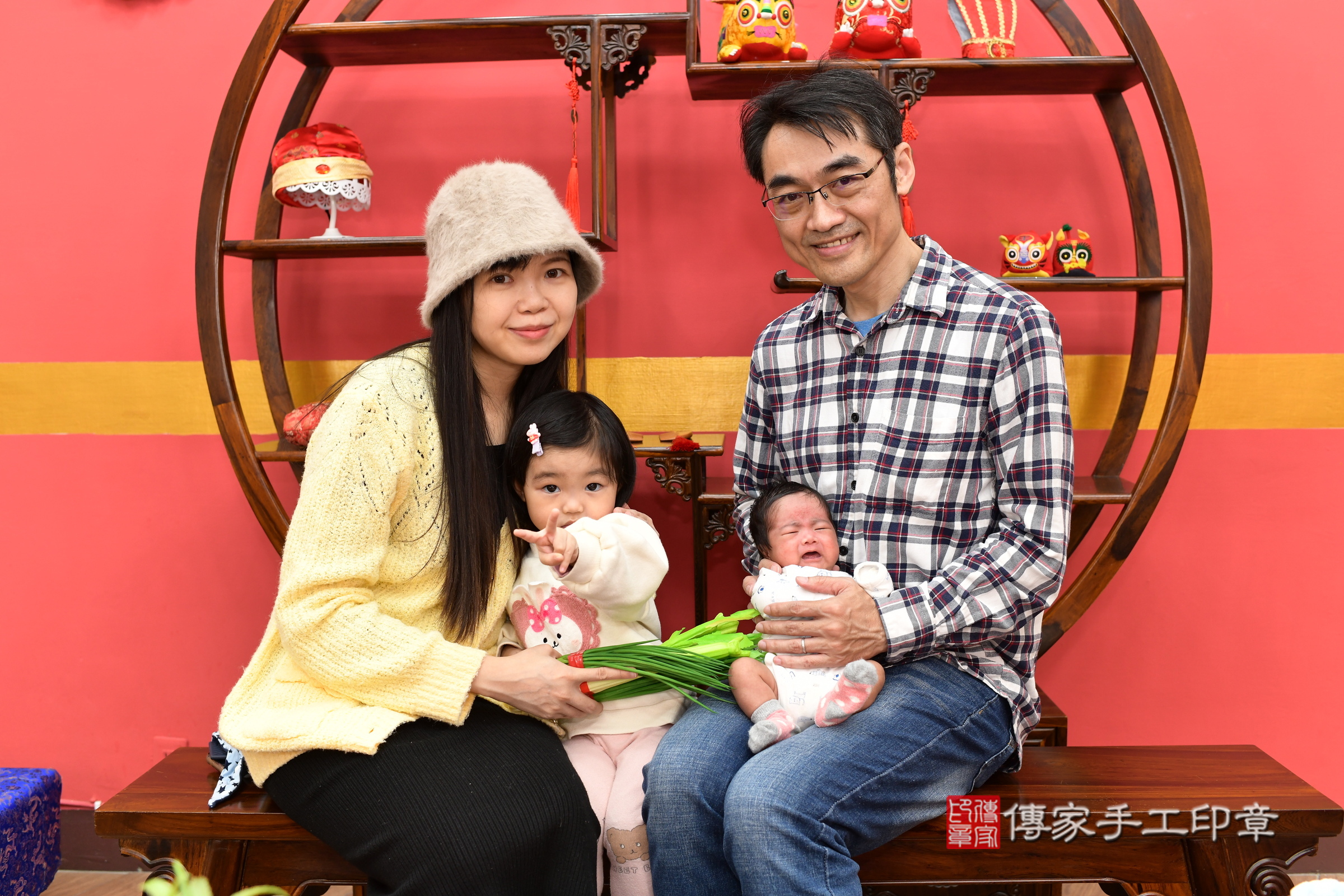 西米露寶寶(新北市永和區嬰兒寶寶滿月剃頭理髮、嬰兒剃胎毛儀式吉祥話)。中國風會場，爸媽寶貝穿「日中韓」古裝禮服。專業拍照、證書。★購買「臍帶章、肚臍章、胎毛筆刷印章」贈送：剃頭、收涎、抓周，三選一。2025.1.22，照片10