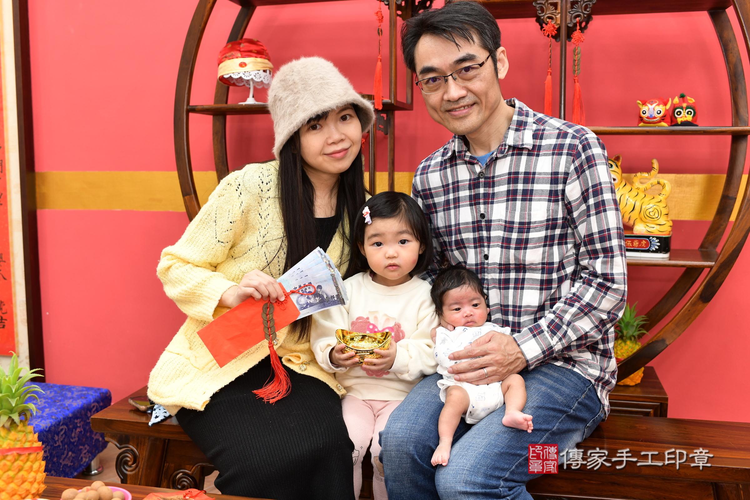 西米露寶寶(新北市永和區嬰兒寶寶滿月剃頭理髮、嬰兒剃胎毛儀式吉祥話)。中國風會場，爸媽寶貝穿「日中韓」古裝禮服。專業拍照、證書。★購買「臍帶章、肚臍章、胎毛筆刷印章」贈送：剃頭、收涎、抓周，三選一。2025.1.22，照片15