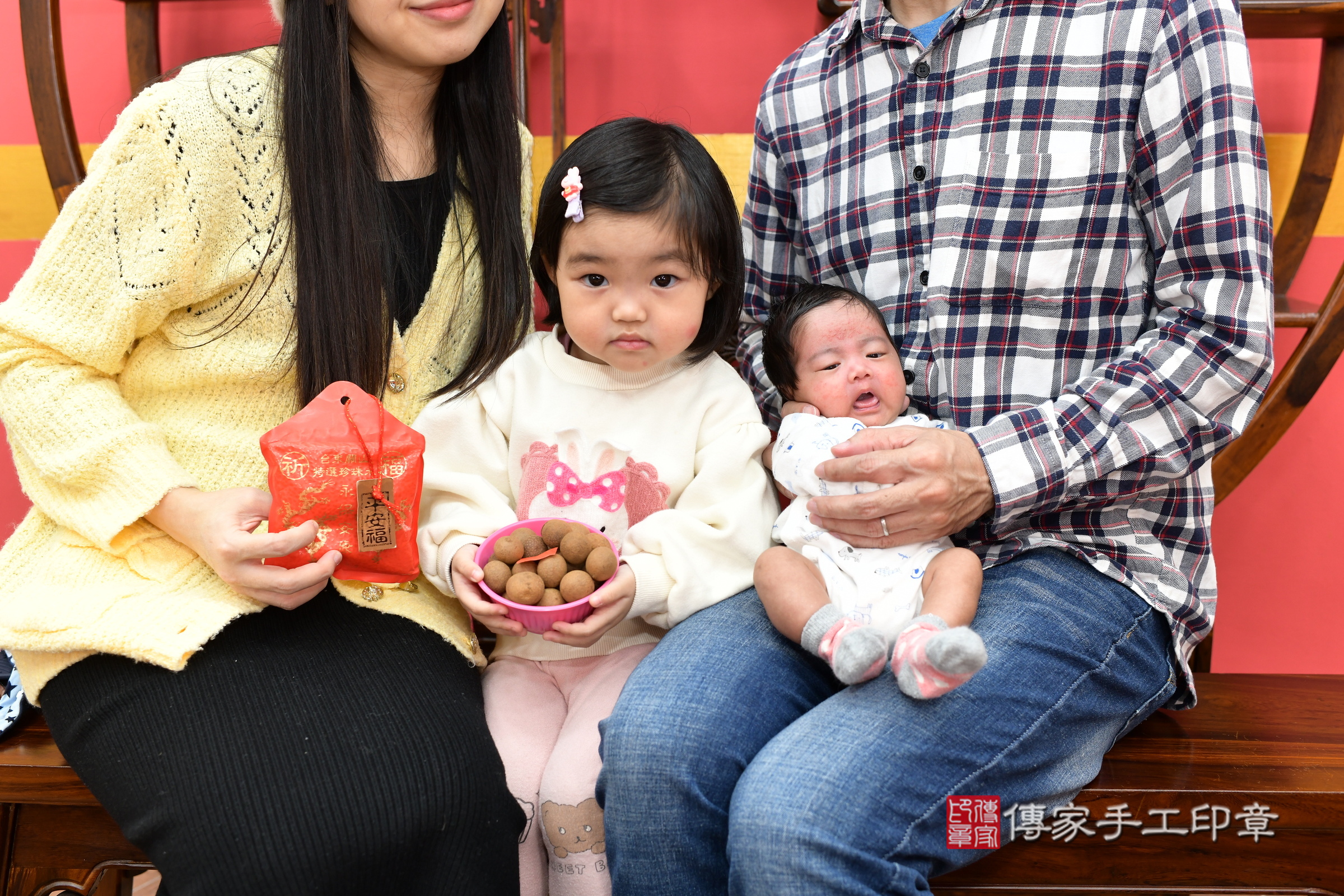 西米露寶寶(新北市永和區嬰兒寶寶滿月剃頭理髮、嬰兒剃胎毛儀式吉祥話)。中國風會場，爸媽寶貝穿「日中韓」古裝禮服。專業拍照、證書。★購買「臍帶章、肚臍章、胎毛筆刷印章」贈送：剃頭、收涎、抓周，三選一。2025.1.22，照片6