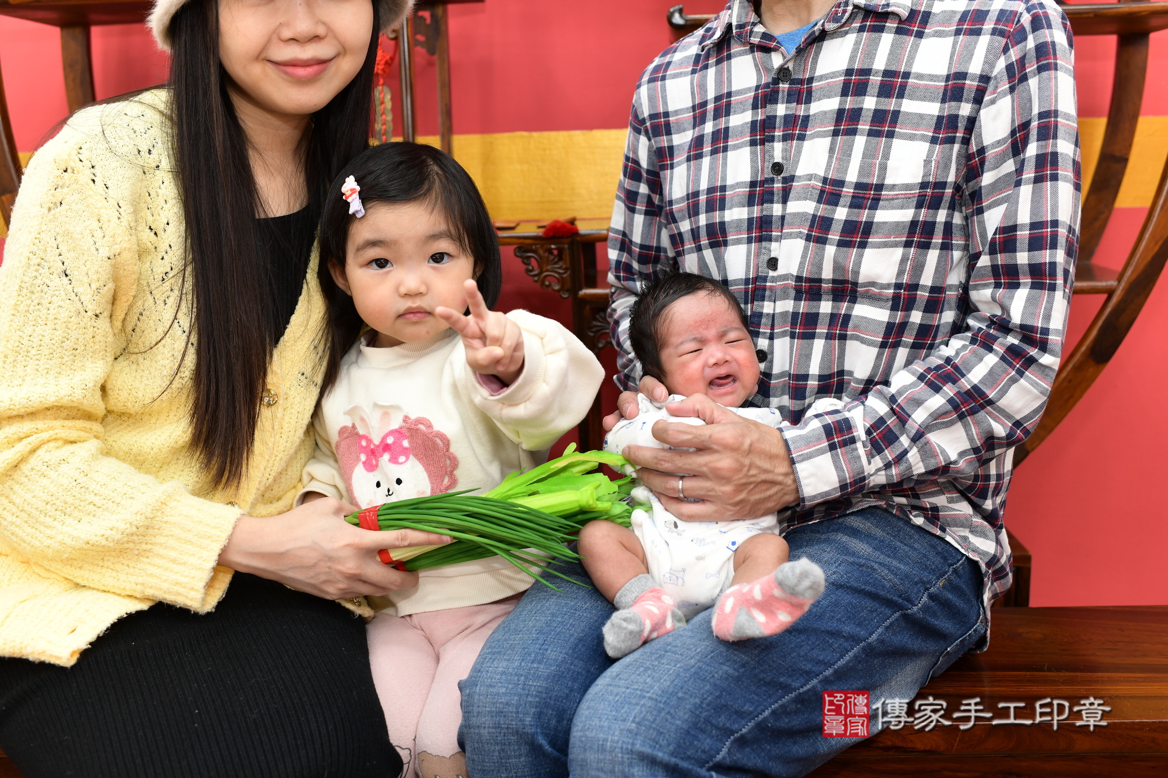西米露寶寶(新北市永和區嬰兒寶寶滿月剃頭理髮、嬰兒剃胎毛儀式吉祥話)。中國風會場，爸媽寶貝穿「日中韓」古裝禮服。專業拍照、證書。★購買「臍帶章、肚臍章、胎毛筆刷印章」贈送：剃頭、收涎、抓周，三選一。2025.1.22，照片9
