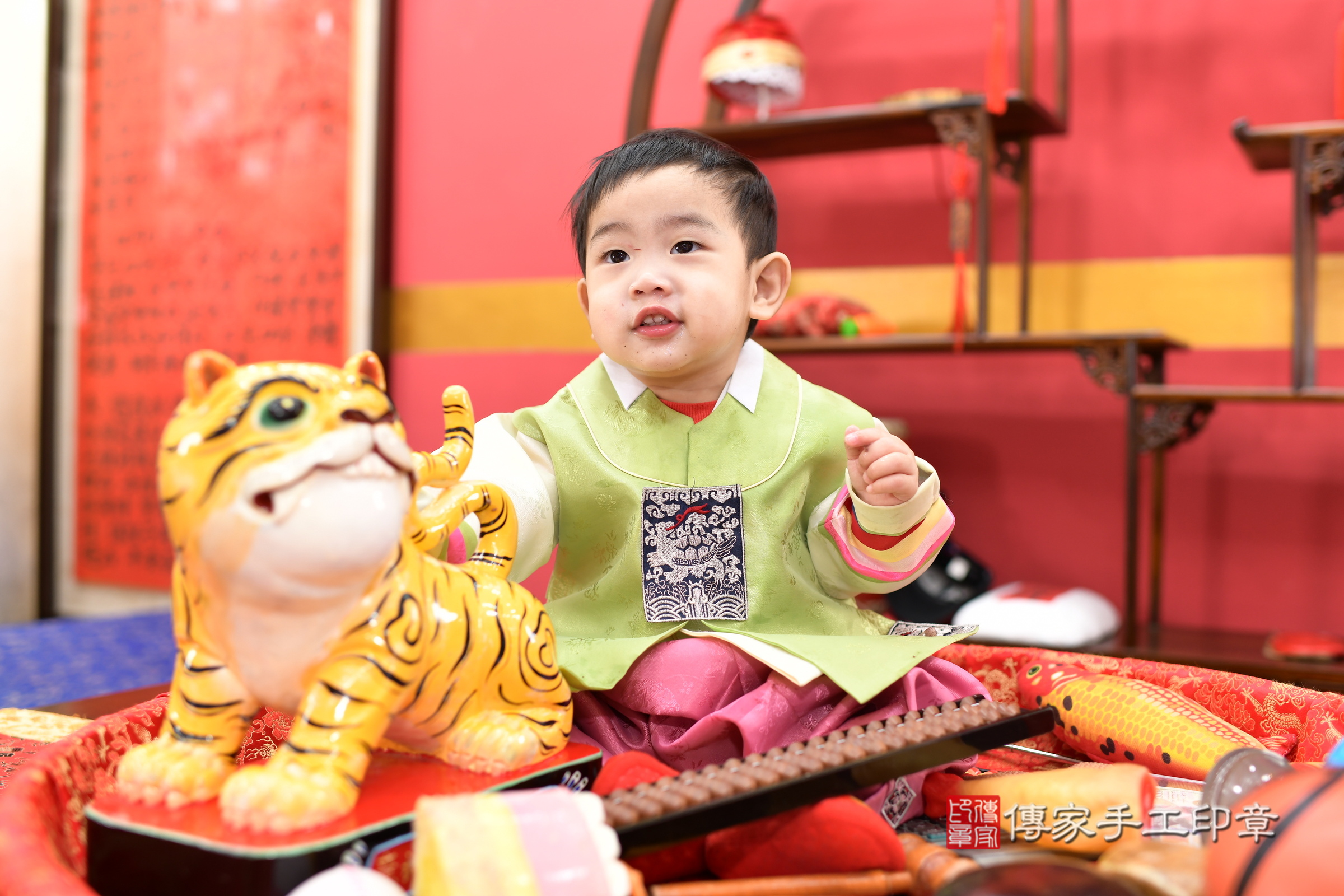 台北市大同區睿睿寶寶抓周推薦：傳家台北店抓周度脺中國風會場，嬰兒古禮抓周流程儀式吉祥話、抓周道具物品24種、拍照。抓周證書。2025.1.25，照片8