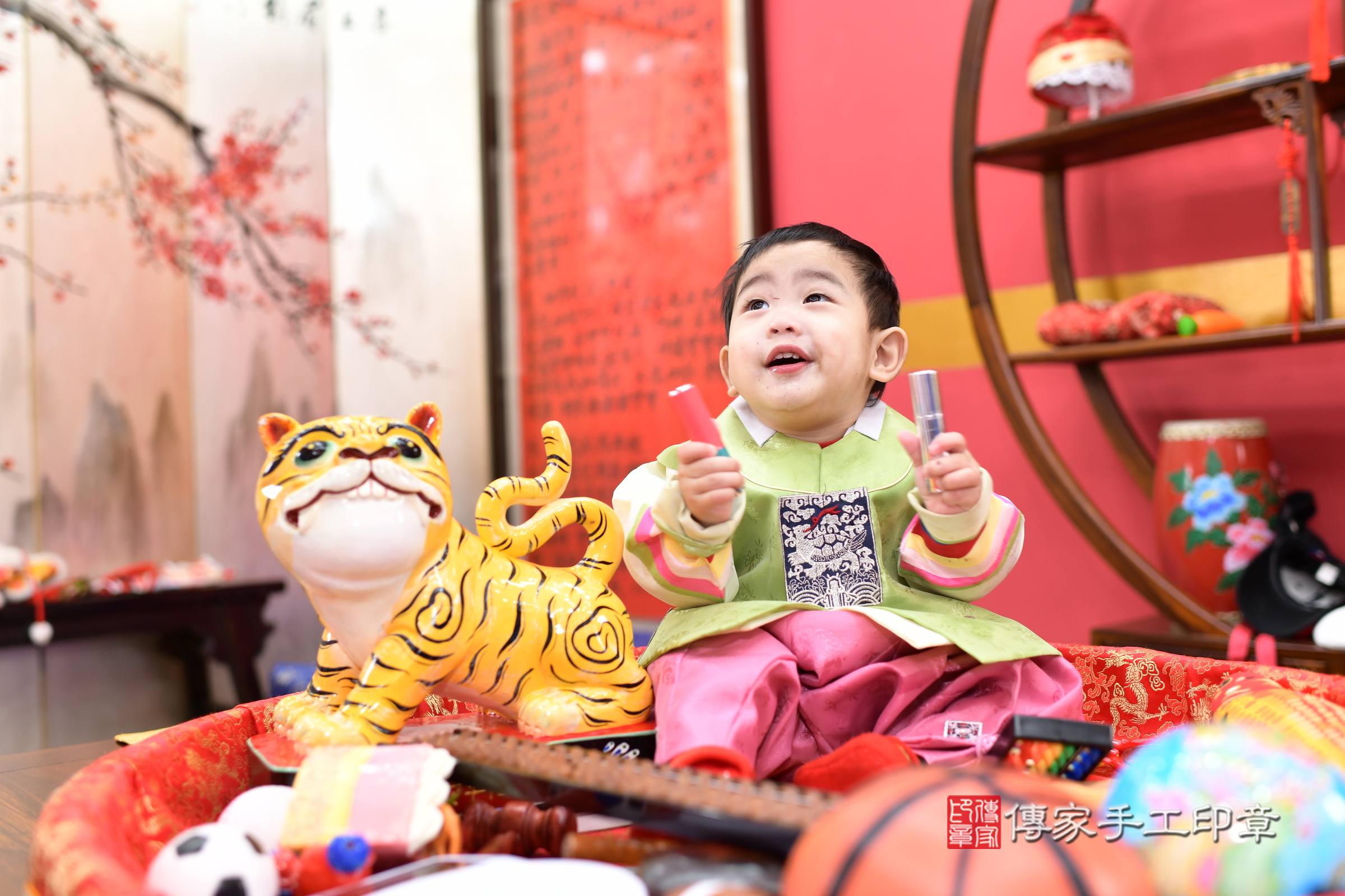 台北市大同區睿睿寶寶抓周推薦：傳家台北店抓周度脺中國風會場，嬰兒古禮抓周流程儀式吉祥話、抓周道具物品24種、拍照。抓周證書。2025.1.25，照片9