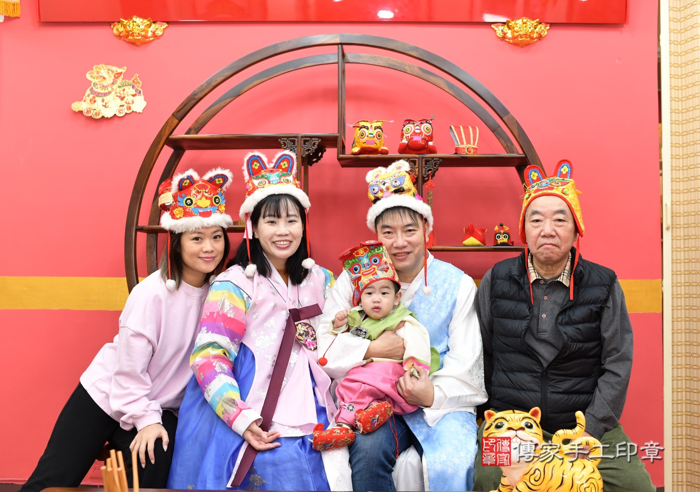 台北市大同區睿睿寶寶抓周推薦：傳家台北店抓周度脺中國風會場，嬰兒古禮抓周流程儀式吉祥話、抓周道具物品24種、拍照。抓周證書。2025.1.25，照片10