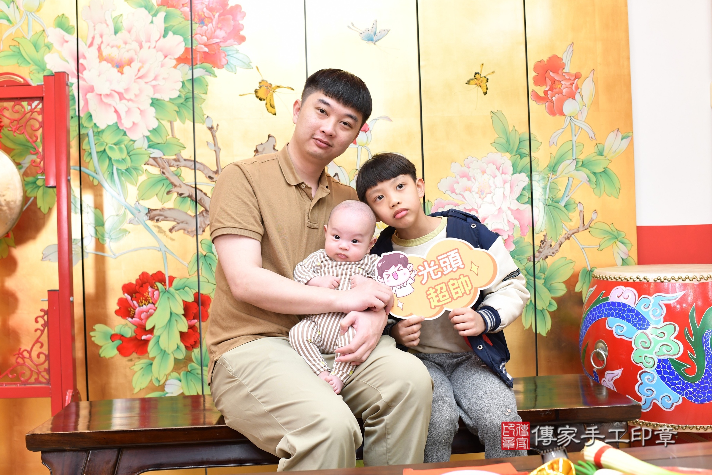 小令寶寶(台北市大同區嬰兒寶寶滿月剃頭理髮、嬰兒剃胎毛儀式吉祥話)。中國風會場，爸媽寶貝穿「日中韓」古裝禮服。專業拍照、證書。★購買「臍帶章、肚臍章、胎毛筆刷印章」贈送：剃頭、收涎、抓周，三選一。2025.1.22，照片12