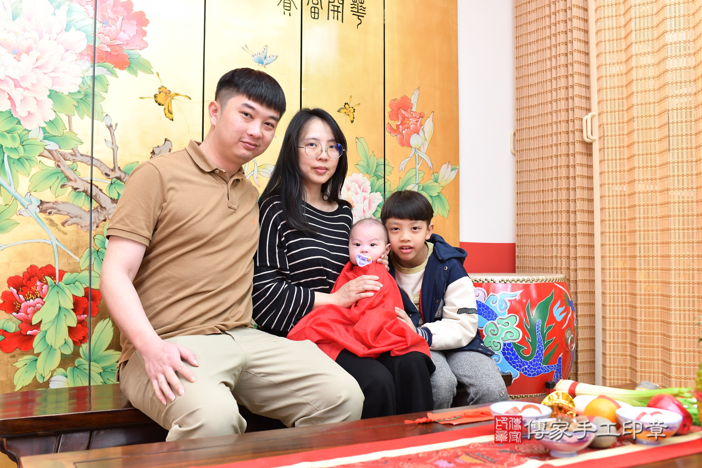 小令寶寶(台北市大同區嬰兒寶寶滿月剃頭理髮、嬰兒剃胎毛儀式吉祥話)。中國風會場，爸媽寶貝穿「日中韓」古裝禮服。專業拍照、證書。★購買「臍帶章、肚臍章、胎毛筆刷印章」贈送：剃頭、收涎、抓周，三選一。2025.1.22，照片9