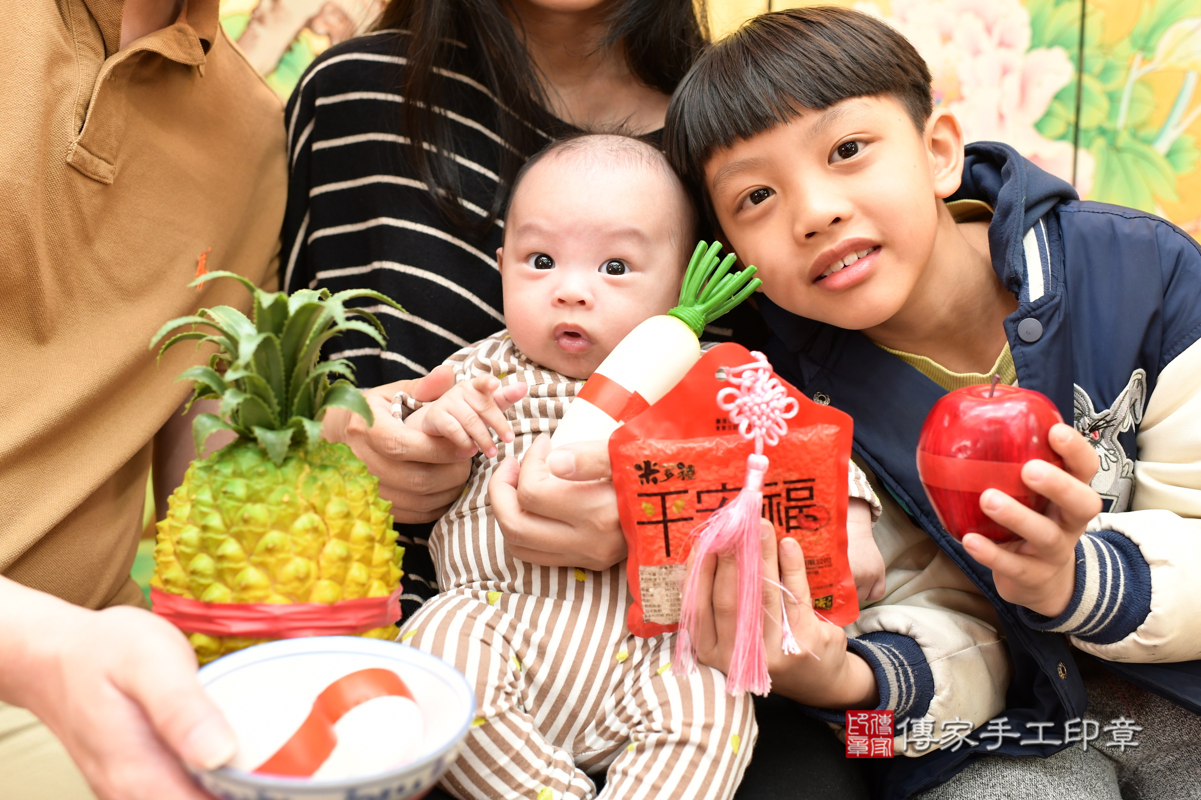 小令寶寶(台北市大同區嬰兒寶寶滿月剃頭理髮、嬰兒剃胎毛儀式吉祥話)。中國風會場，爸媽寶貝穿「日中韓」古裝禮服。專業拍照、證書。★購買「臍帶章、肚臍章、胎毛筆刷印章」贈送：剃頭、收涎、抓周，三選一。2025.1.22，照片4