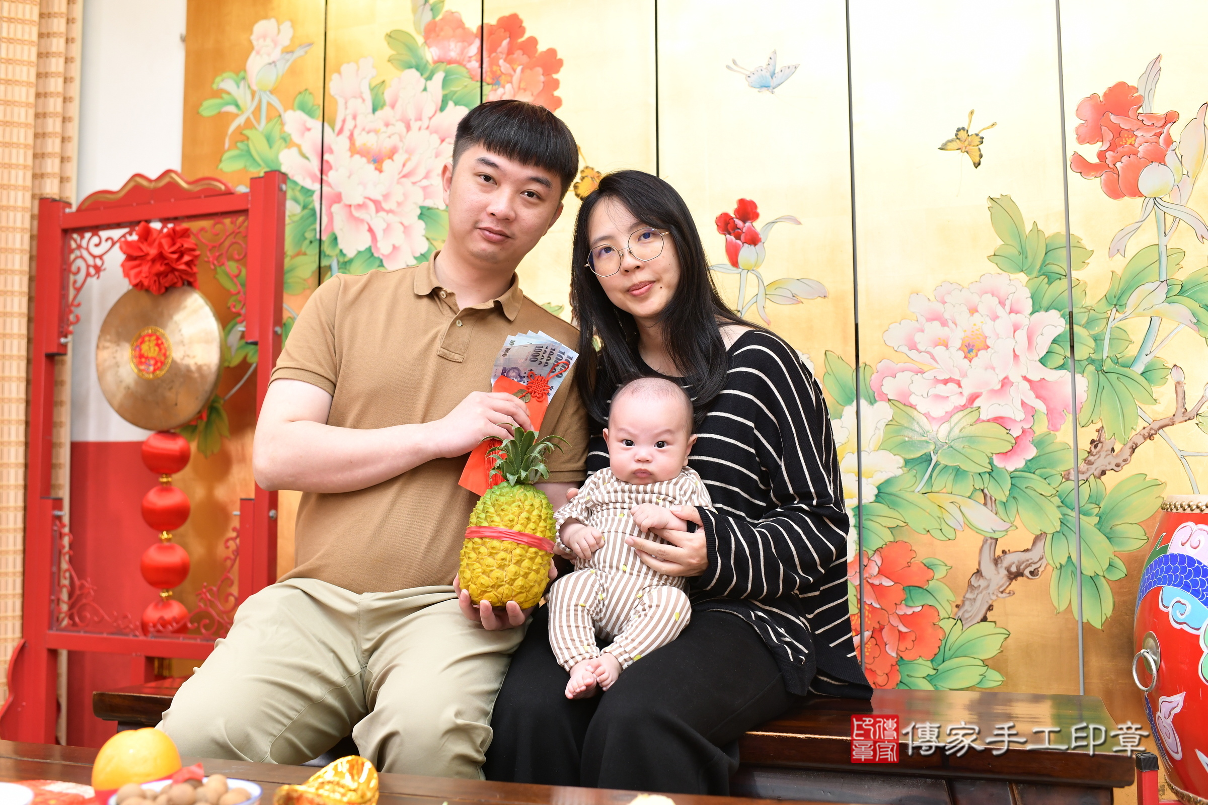 小令寶寶(台北市大同區嬰兒寶寶滿月剃頭理髮、嬰兒剃胎毛儀式吉祥話)。中國風會場，爸媽寶貝穿「日中韓」古裝禮服。專業拍照、證書。★購買「臍帶章、肚臍章、胎毛筆刷印章」贈送：剃頭、收涎、抓周，三選一。2025.1.22，照片7