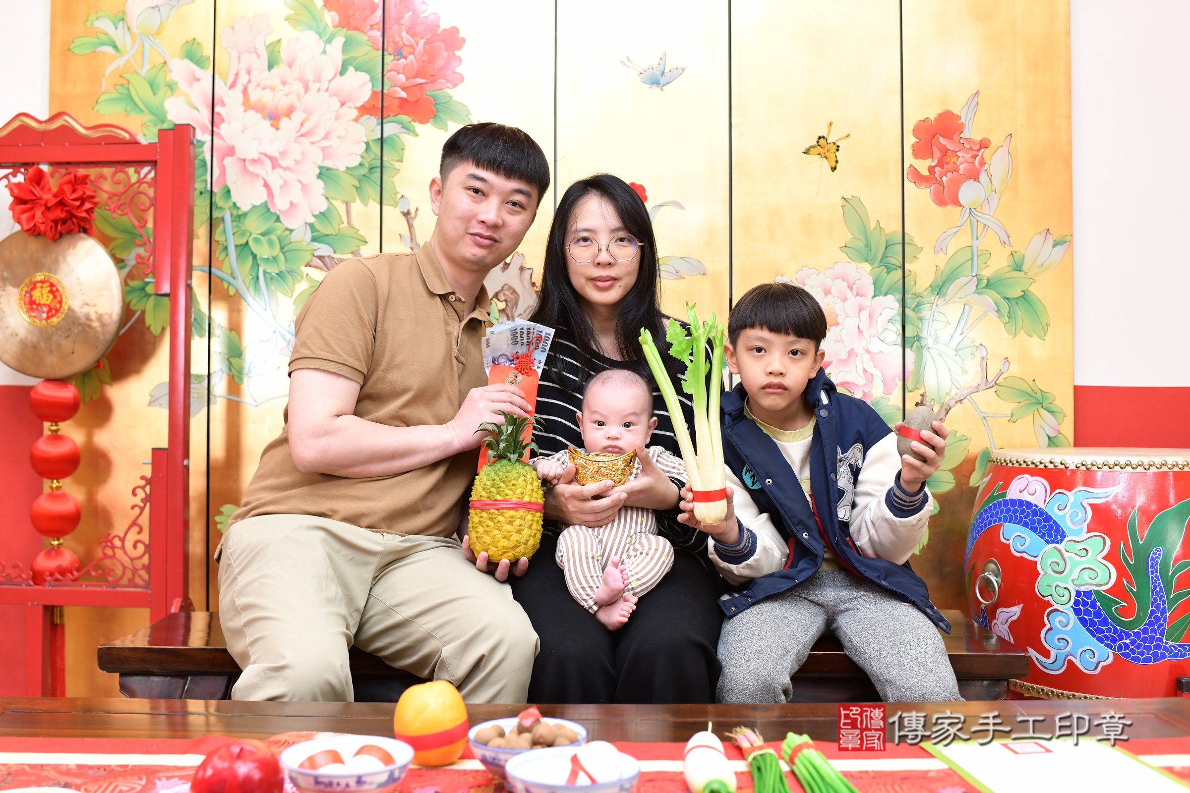 小令寶寶(台北市大同區嬰兒寶寶滿月剃頭理髮、嬰兒剃胎毛儀式吉祥話)。中國風會場，爸媽寶貝穿「日中韓」古裝禮服。專業拍照、證書。★購買「臍帶章、肚臍章、胎毛筆刷印章」贈送：剃頭、收涎、抓周，三選一。2025.1.22，照片6