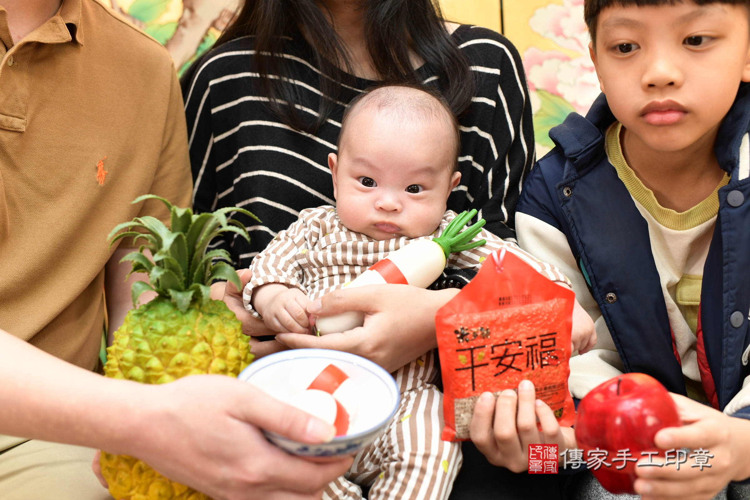 小令寶寶(台北市大同區嬰兒寶寶滿月剃頭理髮、嬰兒剃胎毛儀式吉祥話)。中國風會場，爸媽寶貝穿「日中韓」古裝禮服。專業拍照、證書。★購買「臍帶章、肚臍章、胎毛筆刷印章」贈送：剃頭、收涎、抓周，三選一。2025.1.22，照片5