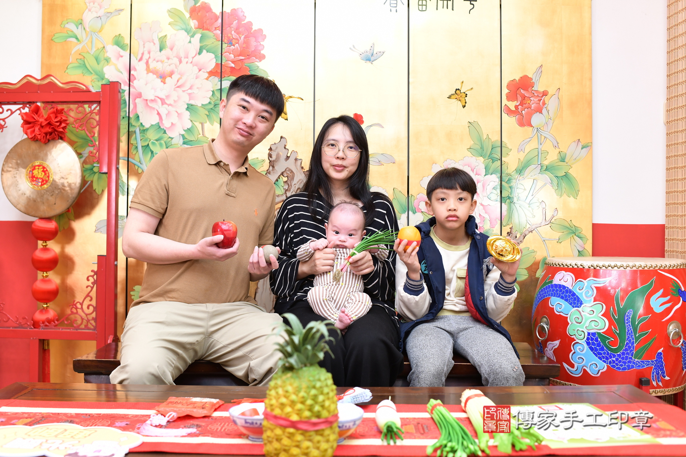 小令寶寶(台北市大同區嬰兒寶寶滿月剃頭理髮、嬰兒剃胎毛儀式吉祥話)。中國風會場，爸媽寶貝穿「日中韓」古裝禮服。專業拍照、證書。★購買「臍帶章、肚臍章、胎毛筆刷印章」贈送：剃頭、收涎、抓周，三選一。2025.1.22，照片3