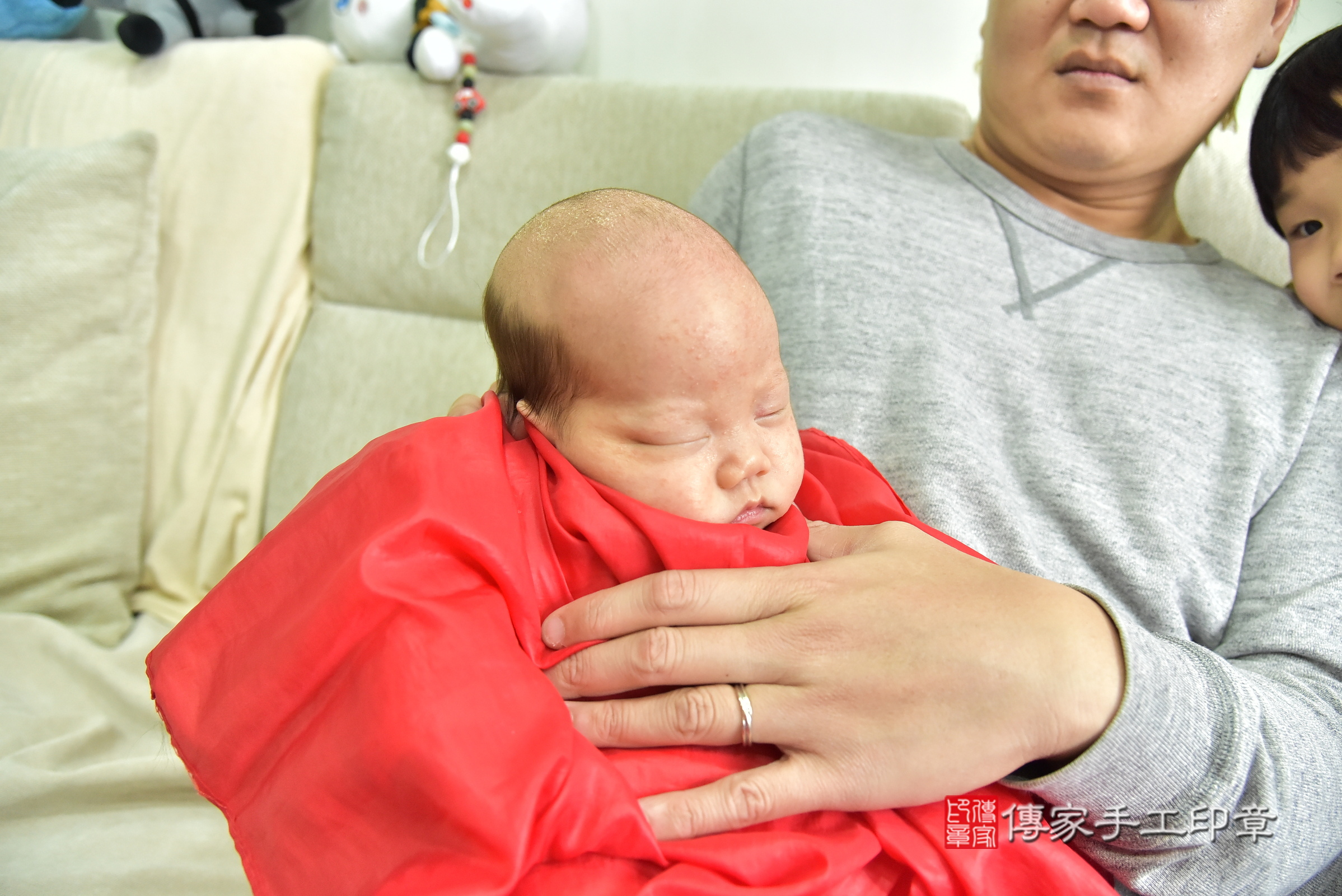 軒軒寶寶(新北市三峽區到府嬰兒軒軒寶寶滿月剃頭理髮、到府嬰兒剃胎毛儀式吉祥話)。到府剃頭剃胎毛主持、專業拍照、證書。★購買「臍帶章、肚臍章、胎毛筆刷印章」贈送：剃頭、收涎、抓周，三選一。2025.1.18，照片13