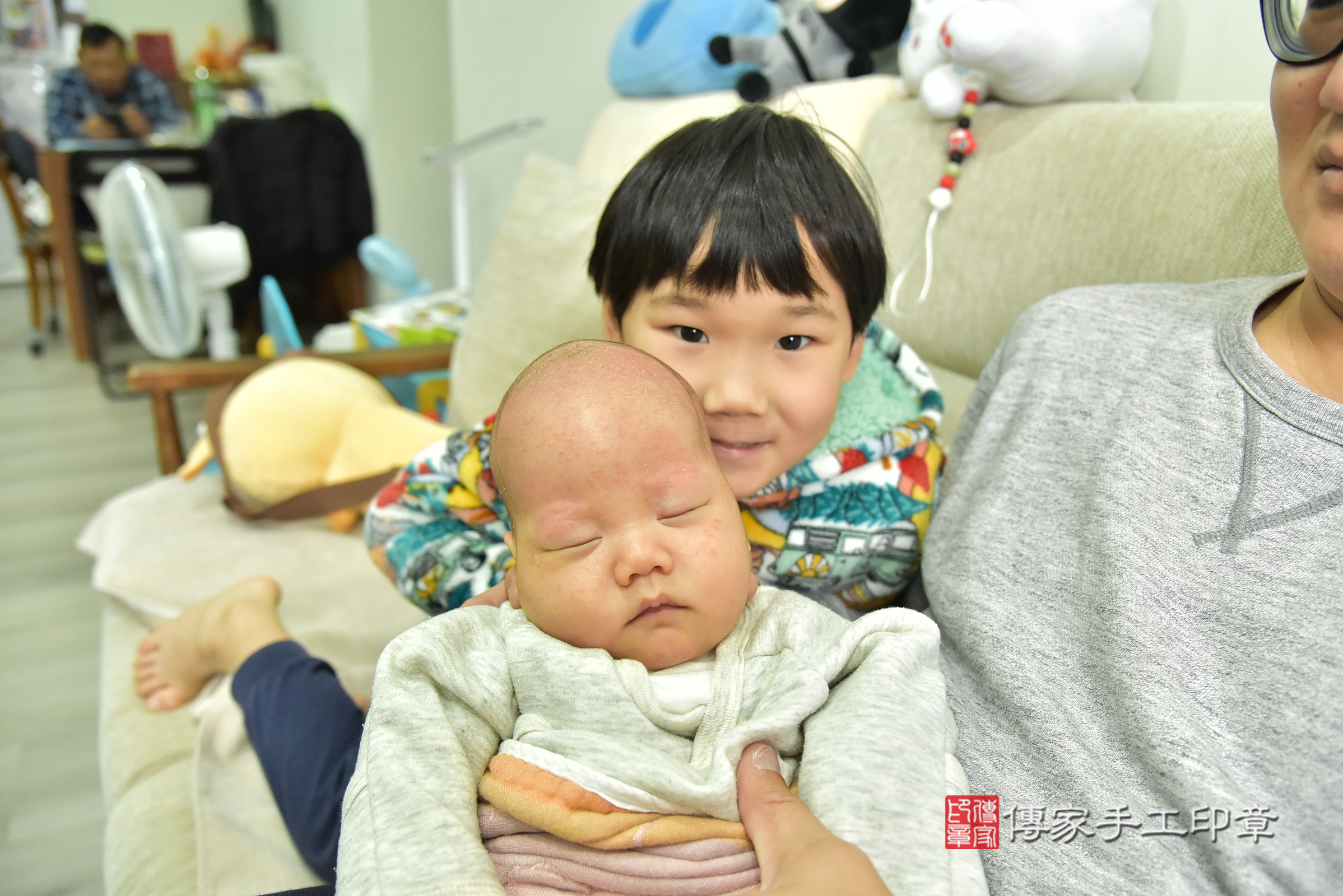 軒軒寶寶(新北市三峽區到府嬰兒軒軒寶寶滿月剃頭理髮、到府嬰兒剃胎毛儀式吉祥話)。到府剃頭剃胎毛主持、專業拍照、證書。★購買「臍帶章、肚臍章、胎毛筆刷印章」贈送：剃頭、收涎、抓周，三選一。2025.1.18，照片14