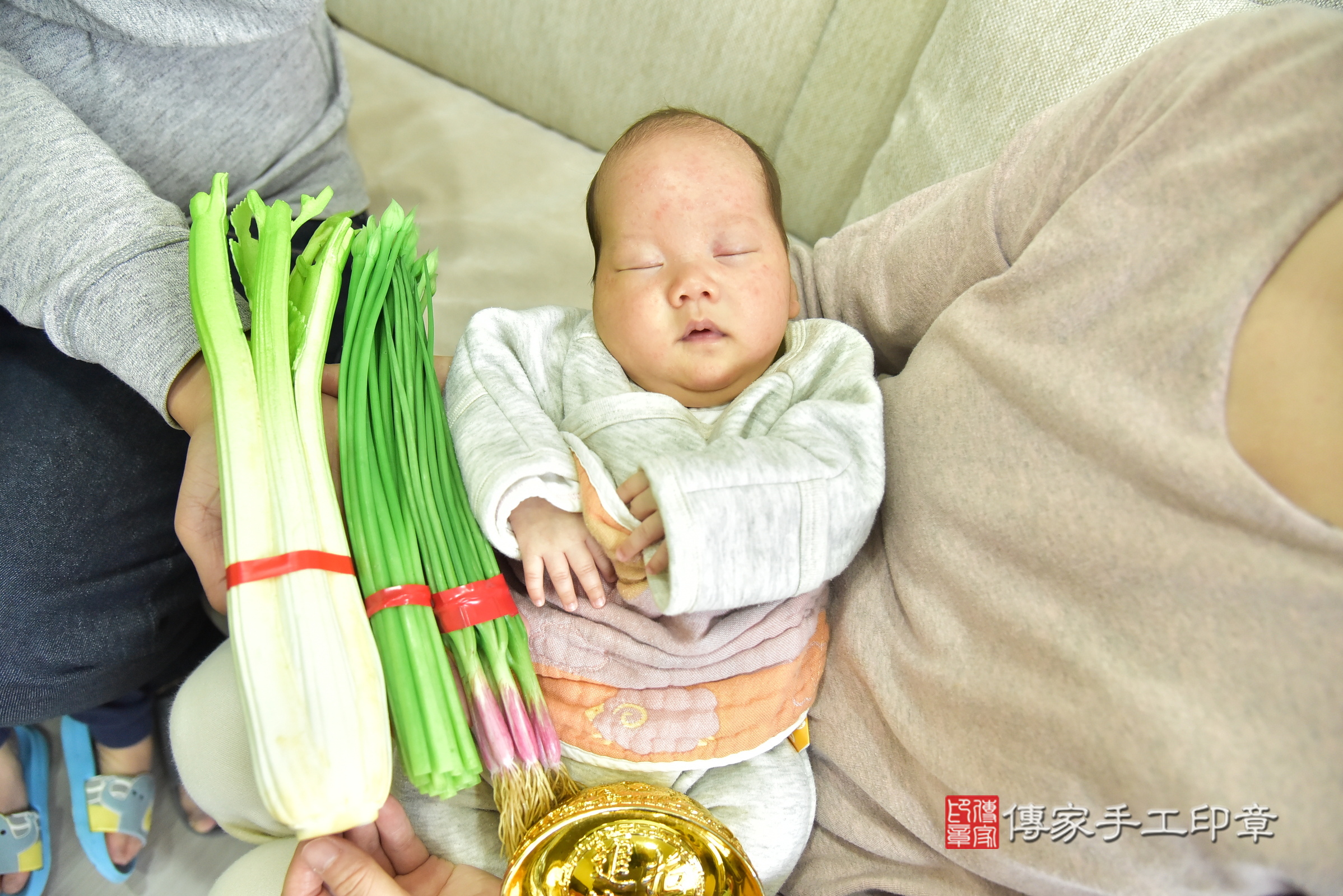 軒軒寶寶(新北市三峽區到府嬰兒軒軒寶寶滿月剃頭理髮、到府嬰兒剃胎毛儀式吉祥話)。到府剃頭剃胎毛主持、專業拍照、證書。★購買「臍帶章、肚臍章、胎毛筆刷印章」贈送：剃頭、收涎、抓周，三選一。2025.1.18，照片6