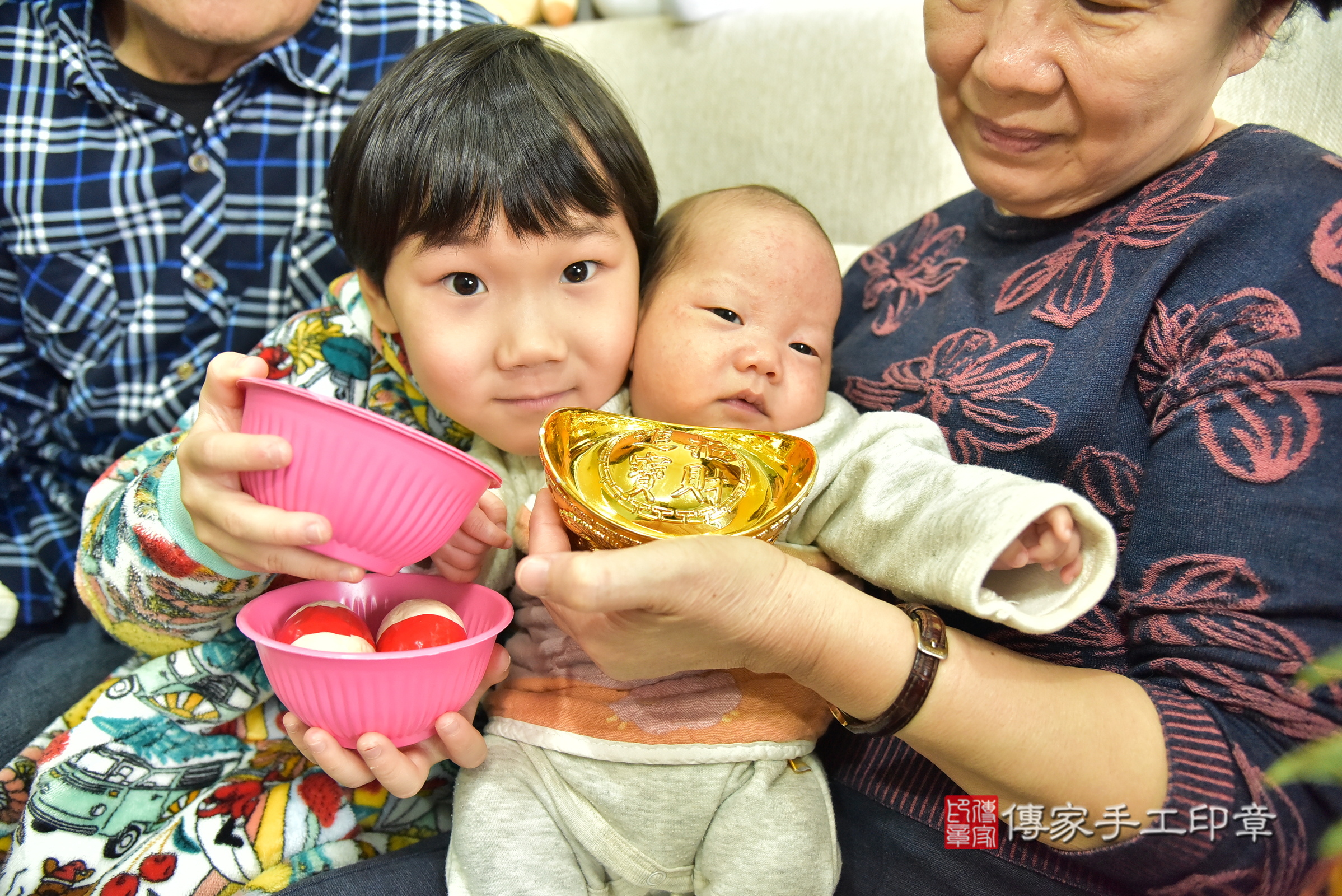 軒軒寶寶(新北市三峽區到府嬰兒軒軒寶寶滿月剃頭理髮、到府嬰兒剃胎毛儀式吉祥話)。到府剃頭剃胎毛主持、專業拍照、證書。★購買「臍帶章、肚臍章、胎毛筆刷印章」贈送：剃頭、收涎、抓周，三選一。2025.1.18，照片8